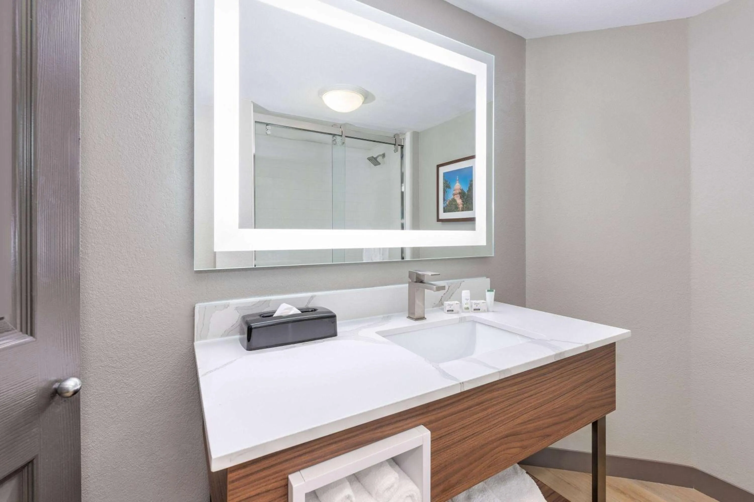 Bathroom in La Quinta by Wyndham Dallas DFW Airport North