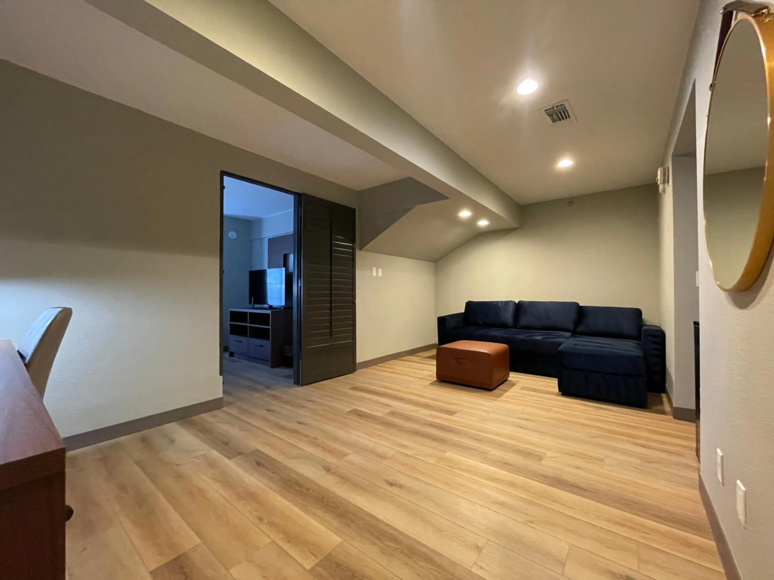 Living room in La Quinta by Wyndham Dallas DFW Airport North