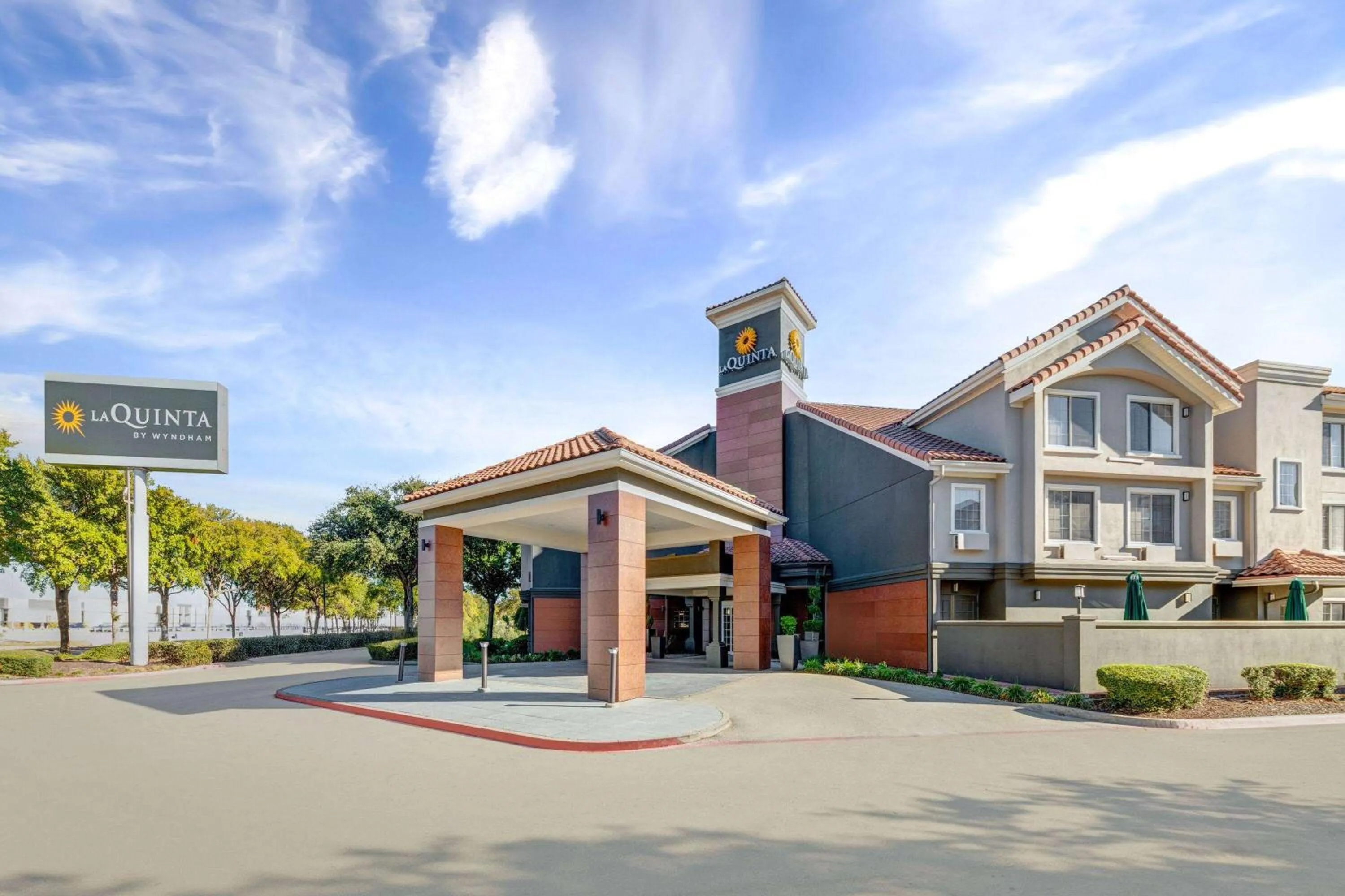 Property building in La Quinta by Wyndham Dallas DFW Airport North