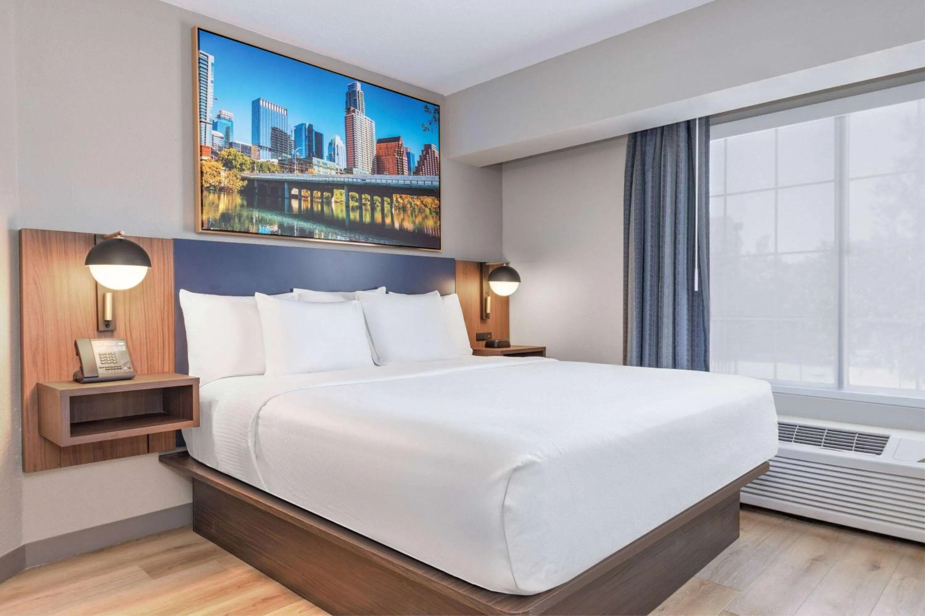 Photo of the whole room, Bed in La Quinta by Wyndham Dallas DFW Airport North