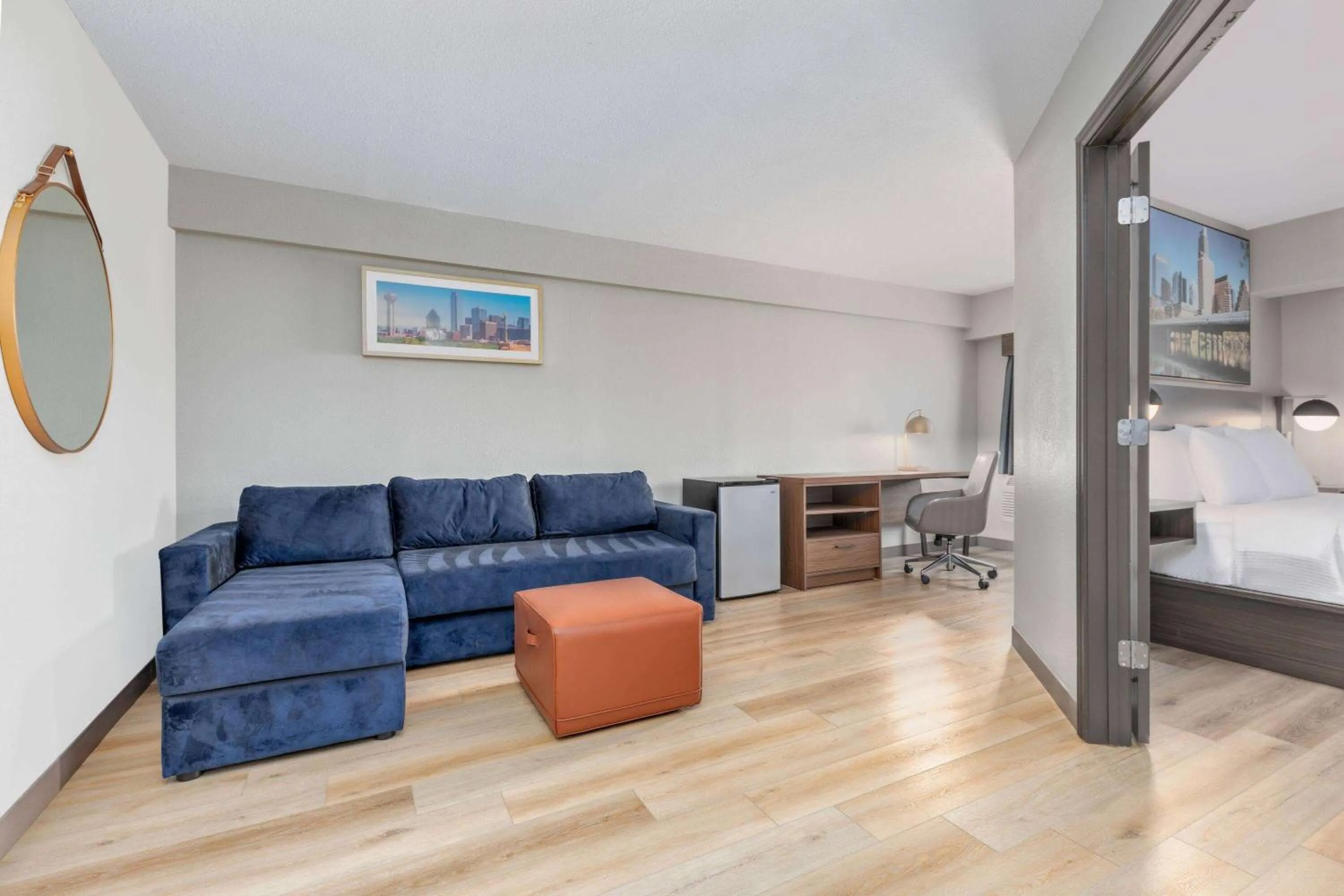 Photo of the whole room, Bed in La Quinta by Wyndham Dallas DFW Airport North