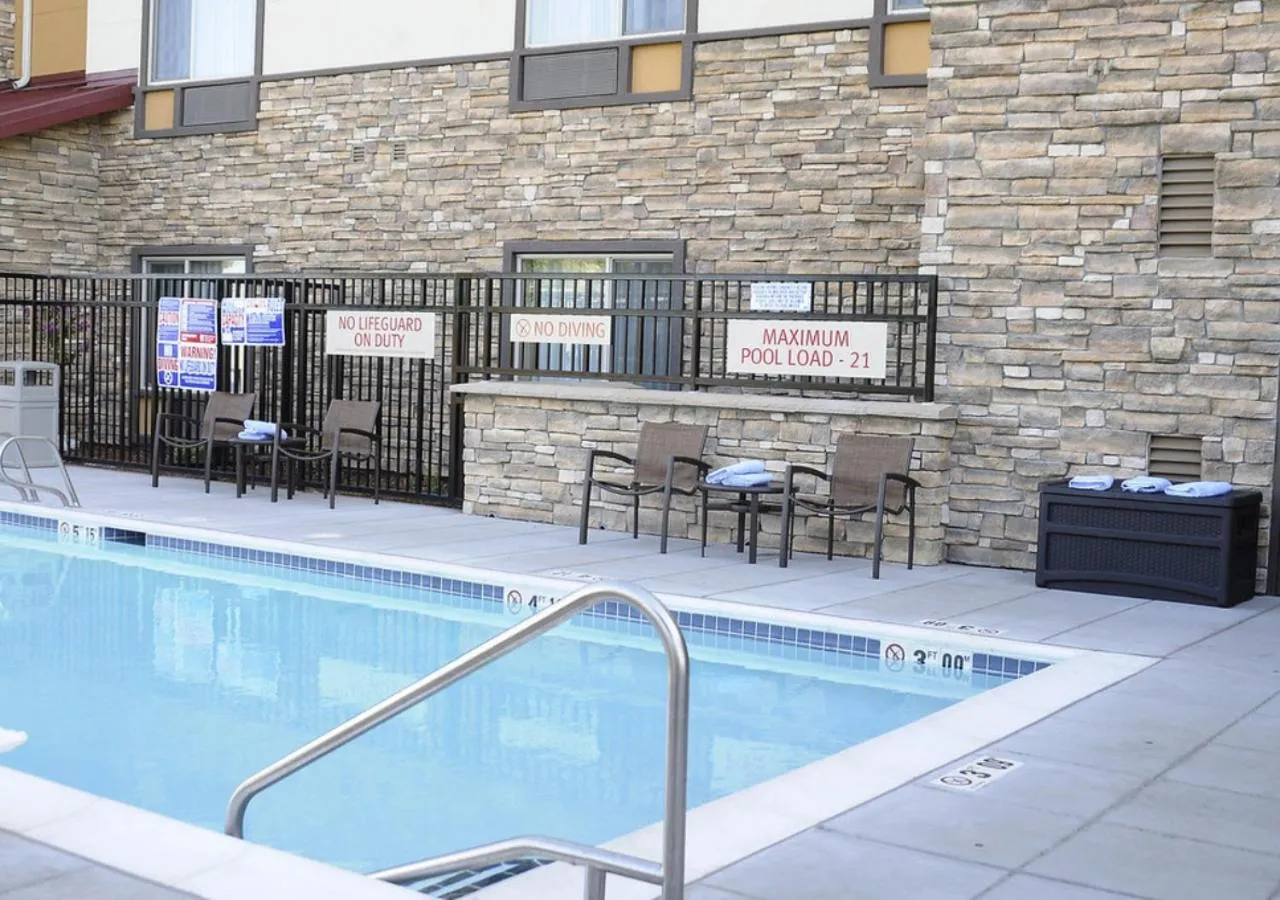 Swimming pool in TownePlace Suites Redding