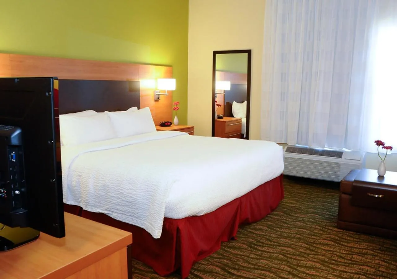 Bedroom, Bed in TownePlace Suites Redding