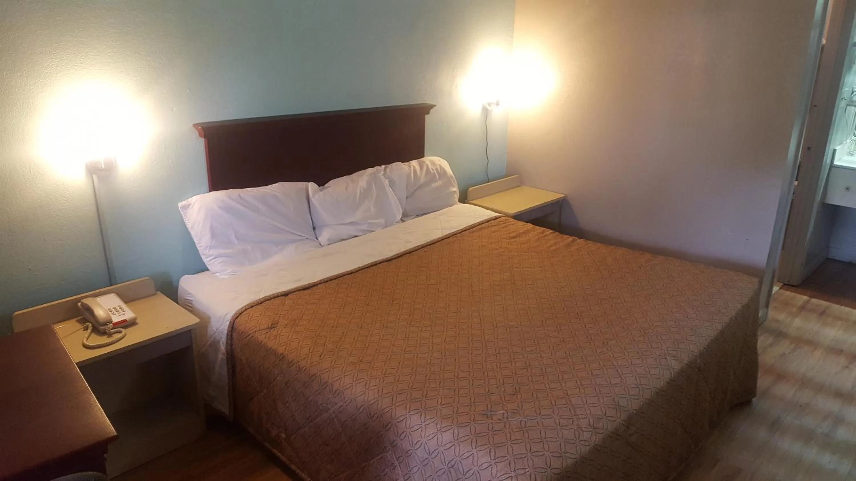 Photo of the whole room, Bed in Rodeway Inn Jonesboro - Atlanta South