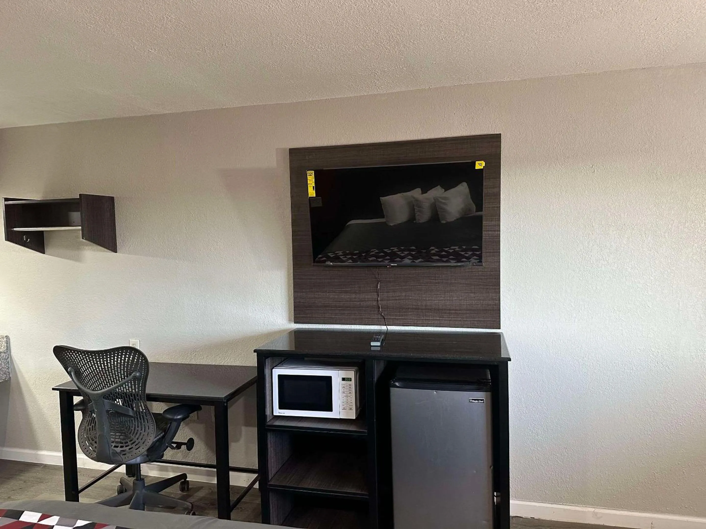 Bedroom in Rodeway Inn Jonesboro - Atlanta South
