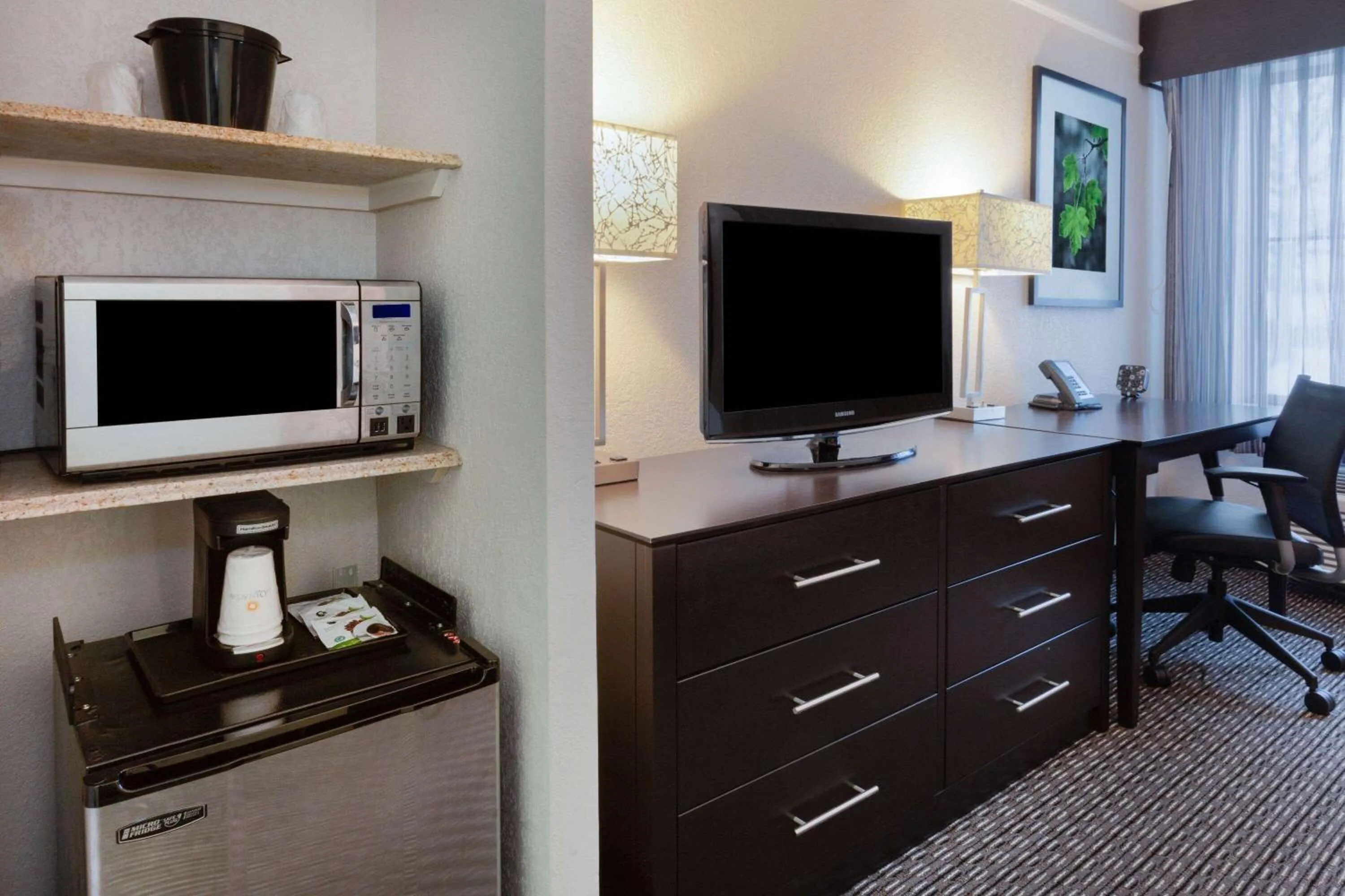 Photo of the whole room in La Quinta by Wyndham Detroit Utica