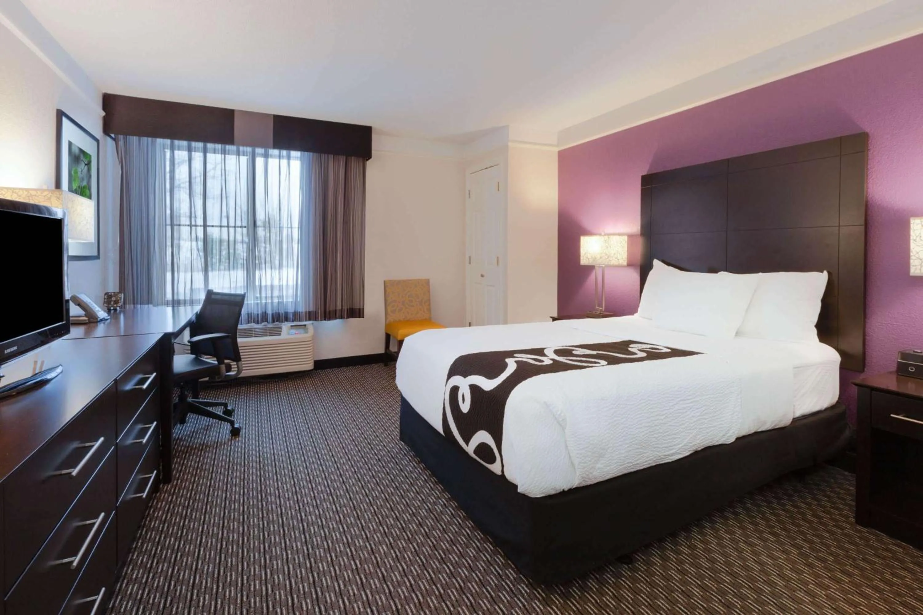 Photo of the whole room, Bed in La Quinta by Wyndham Detroit Utica