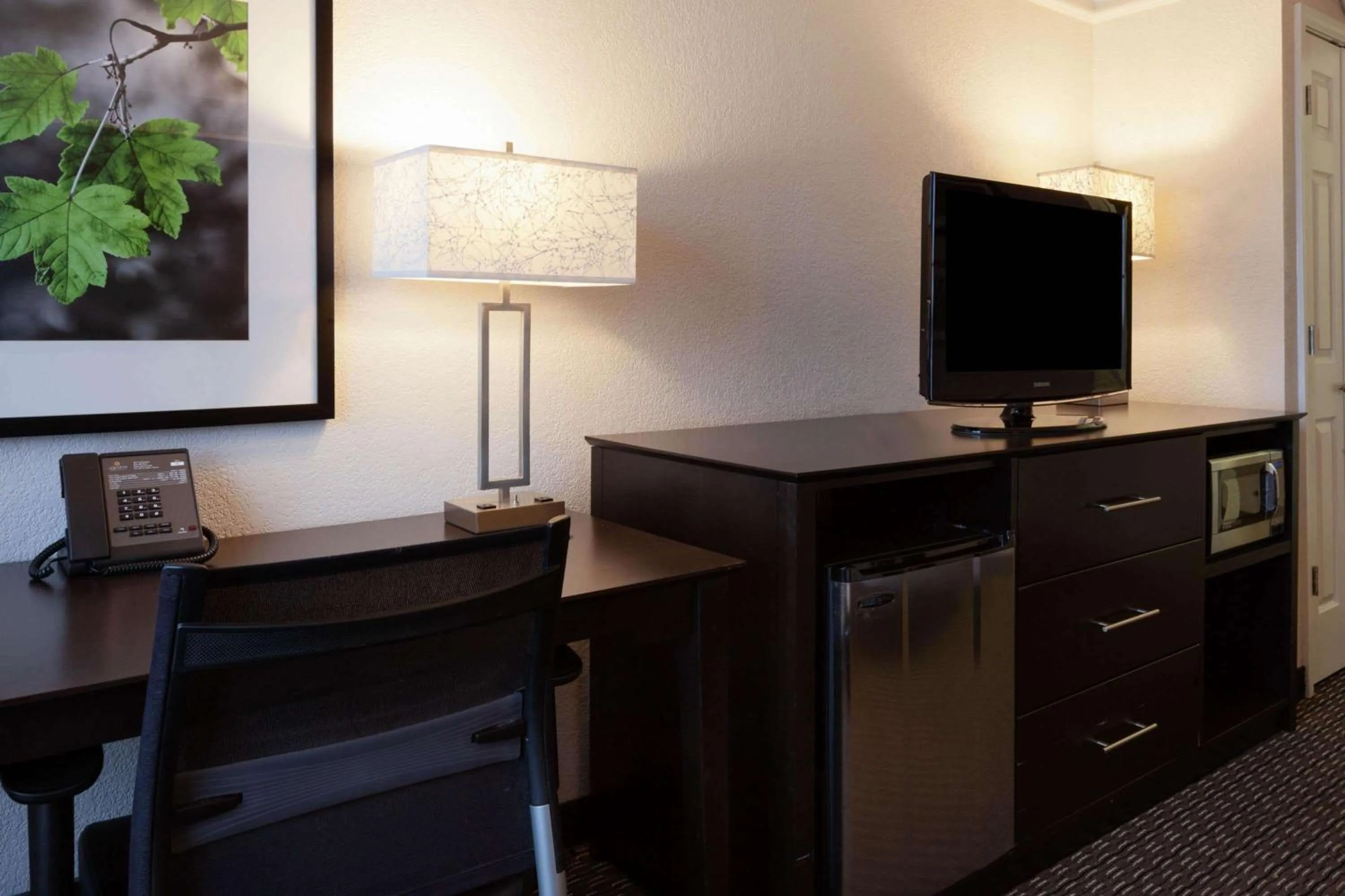 Photo of the whole room in La Quinta by Wyndham Detroit Utica