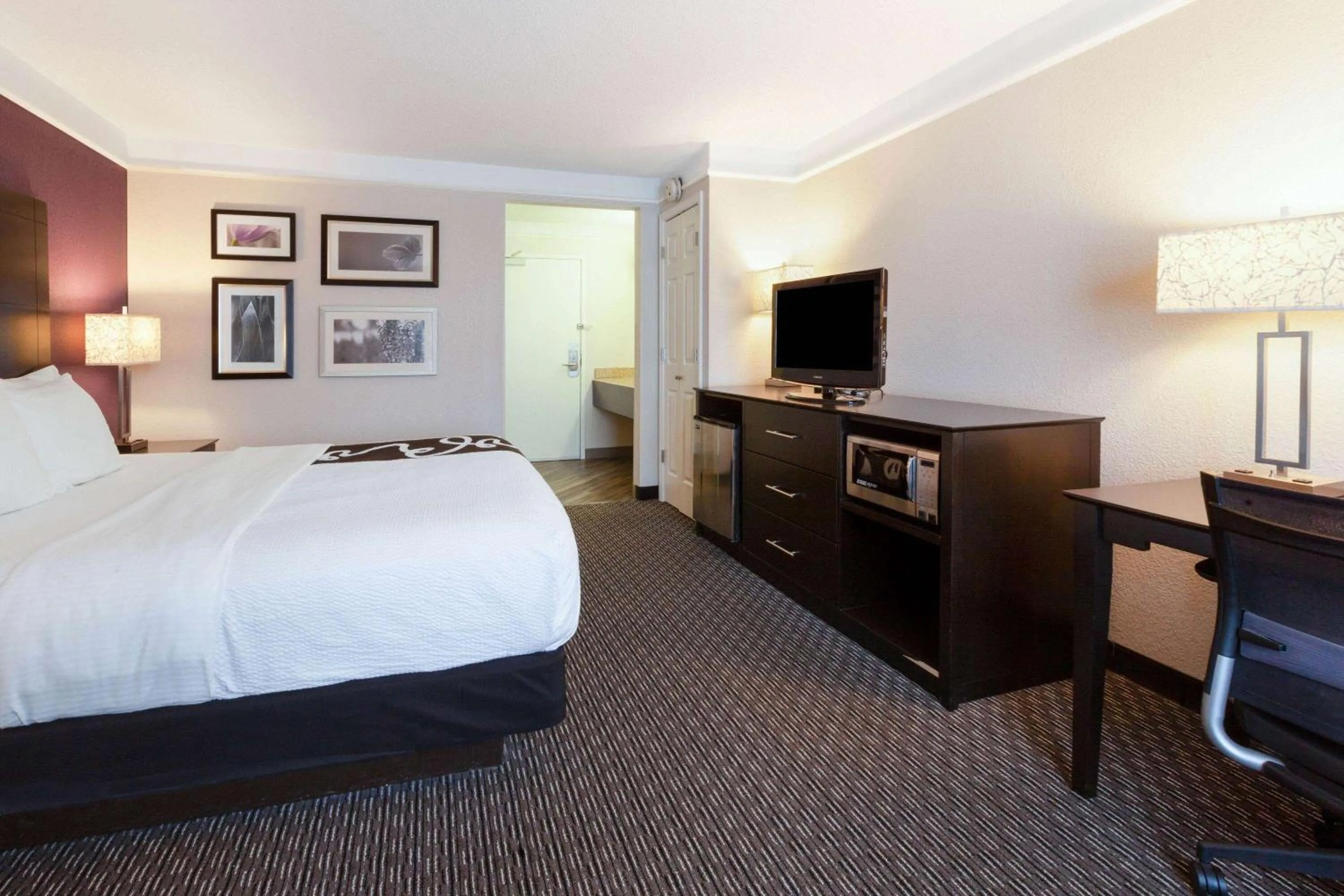 Photo of the whole room, Bed in La Quinta by Wyndham Detroit Utica