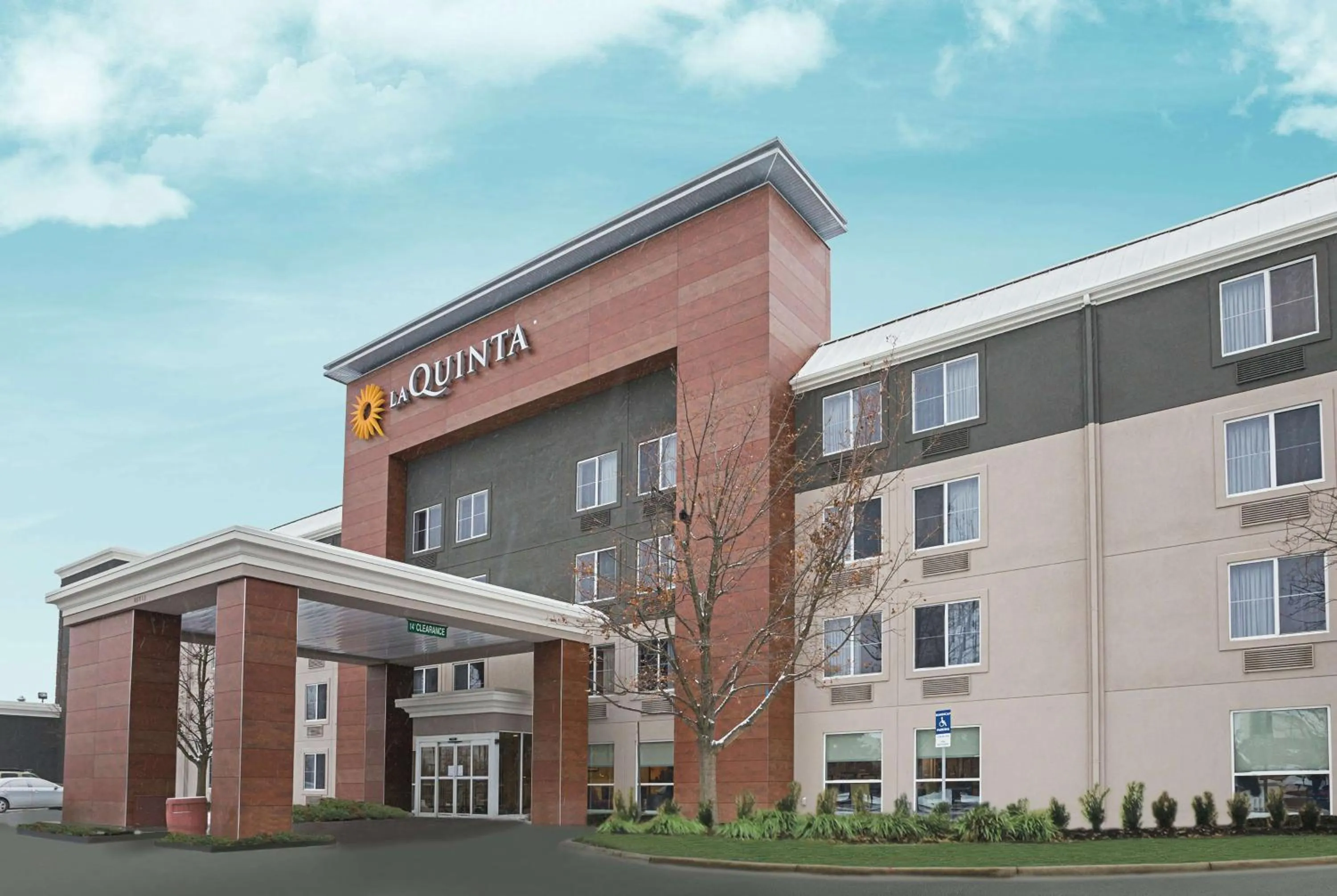 Property building in La Quinta by Wyndham Detroit Utica