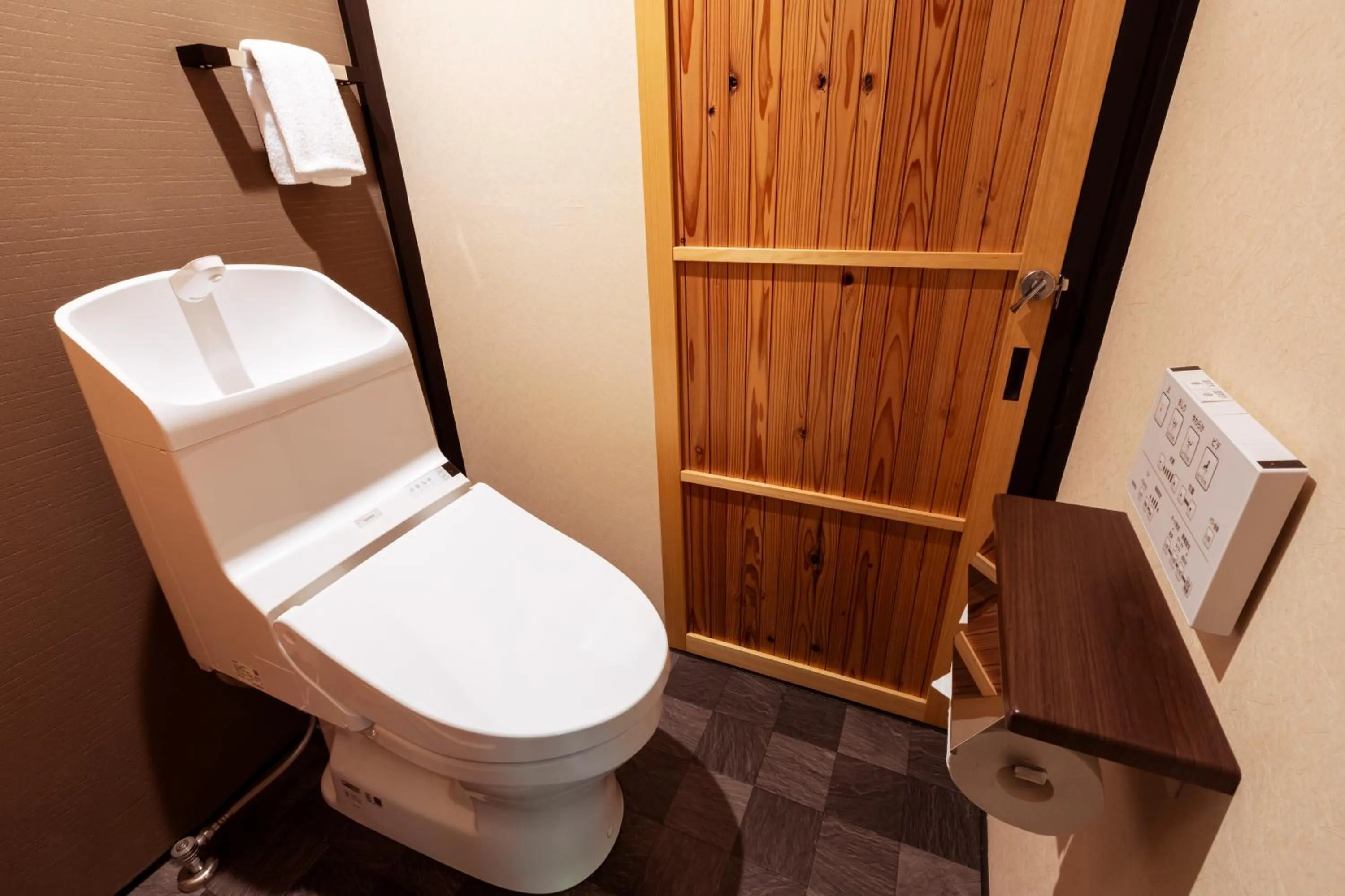 Toilet in Rinn Tenjincho