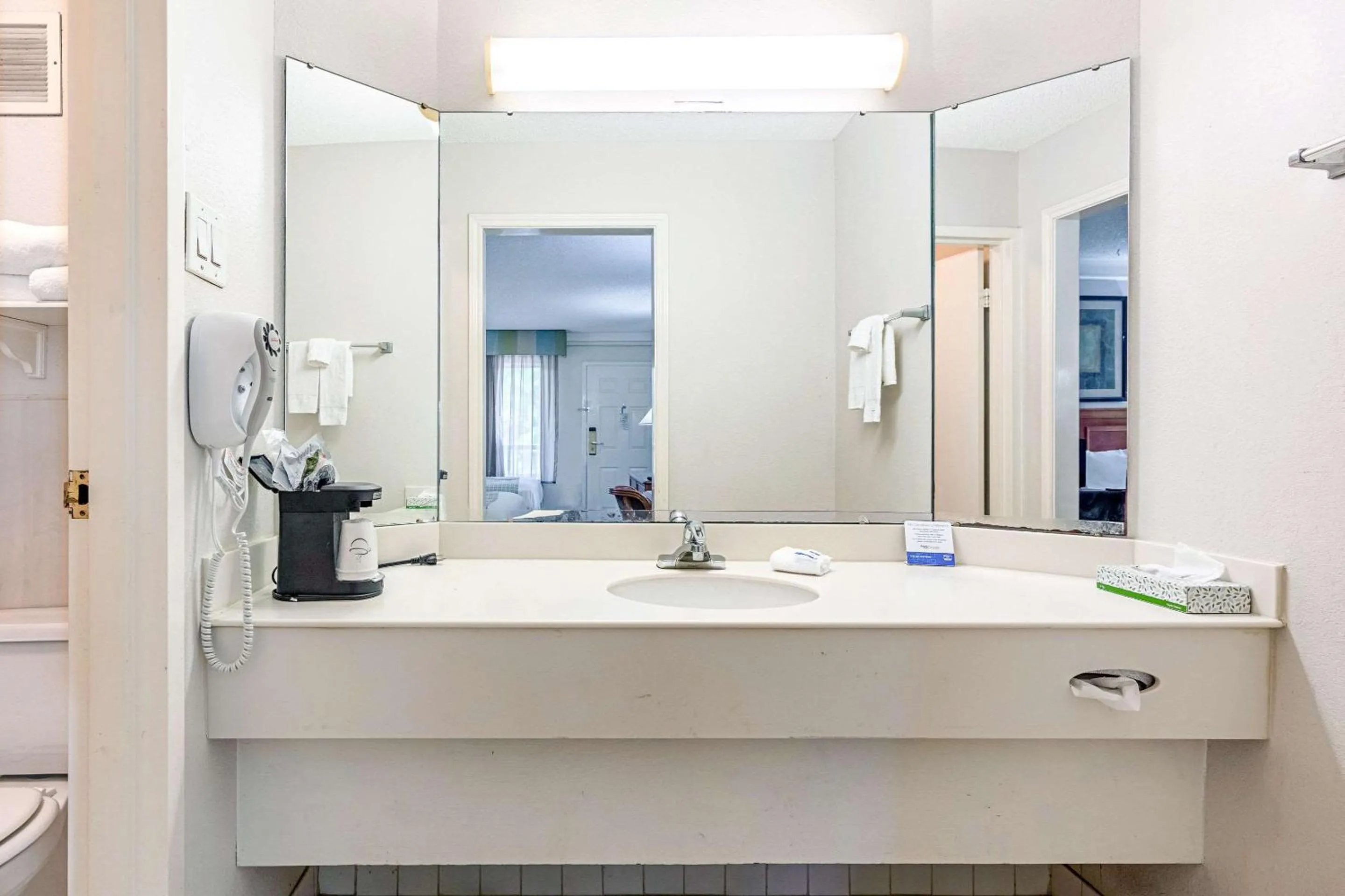 Bedroom in Rodeway Inn Huntsville West