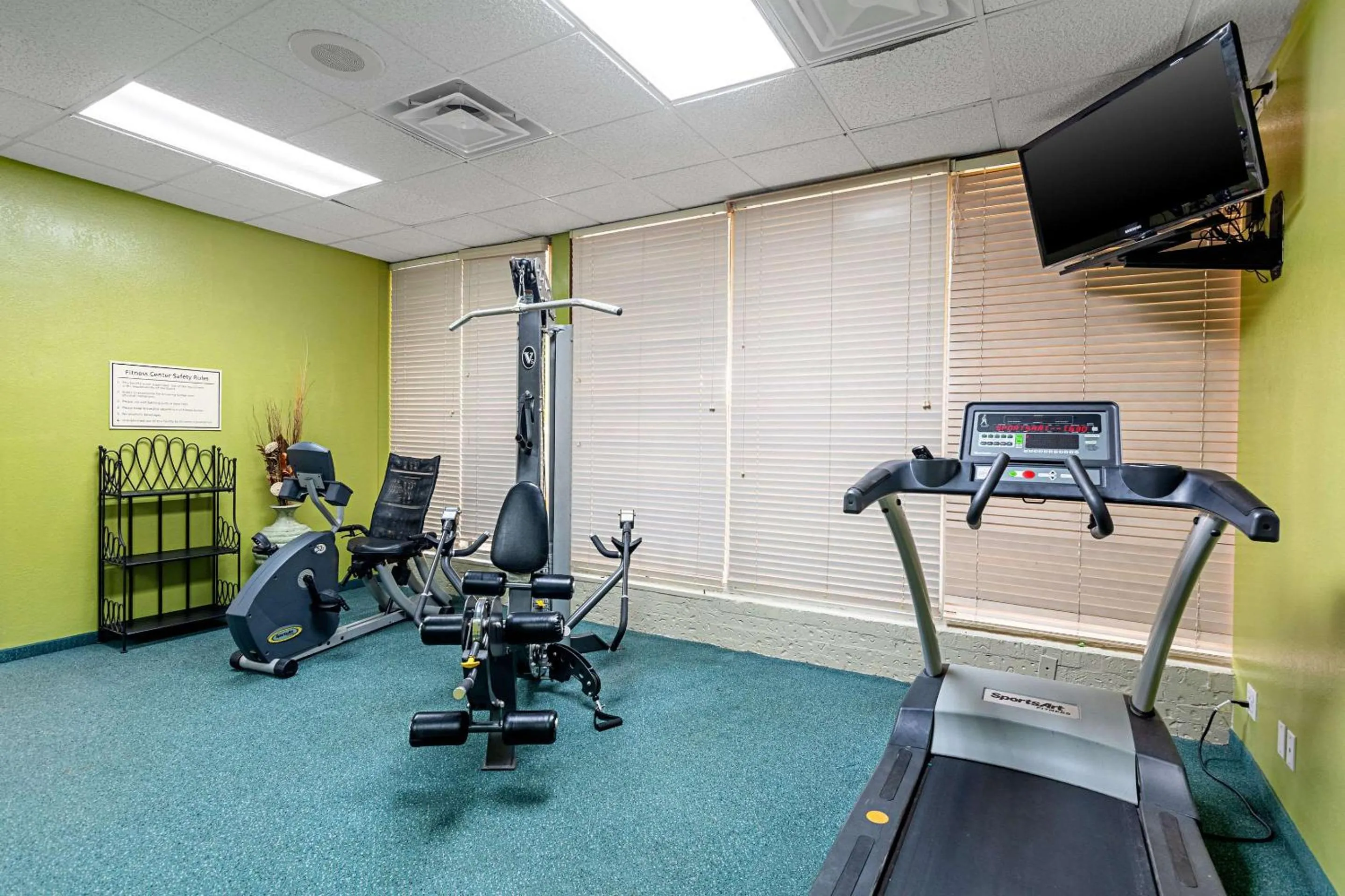 Fitness centre/facilities in Rodeway Inn Huntsville West
