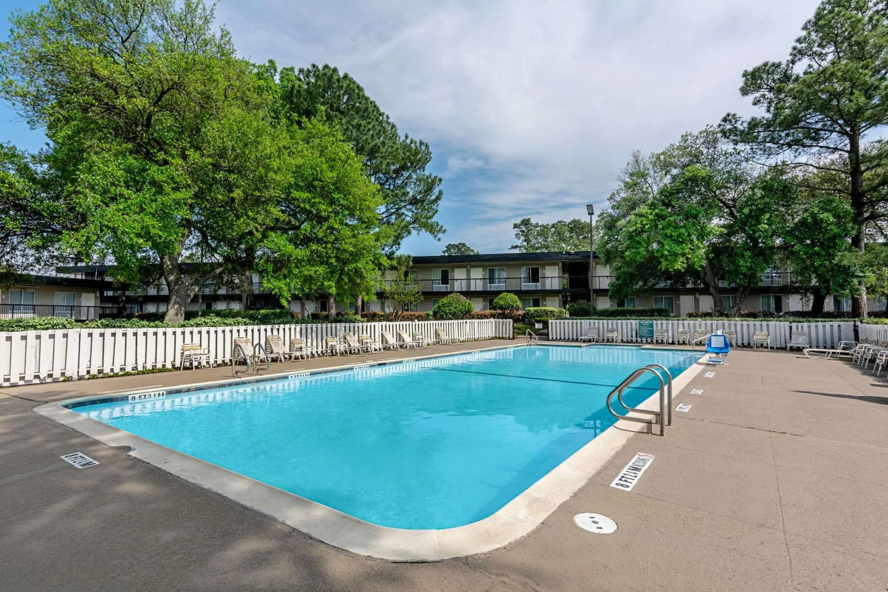 Swimming pool in Rodeway Inn Huntsville West