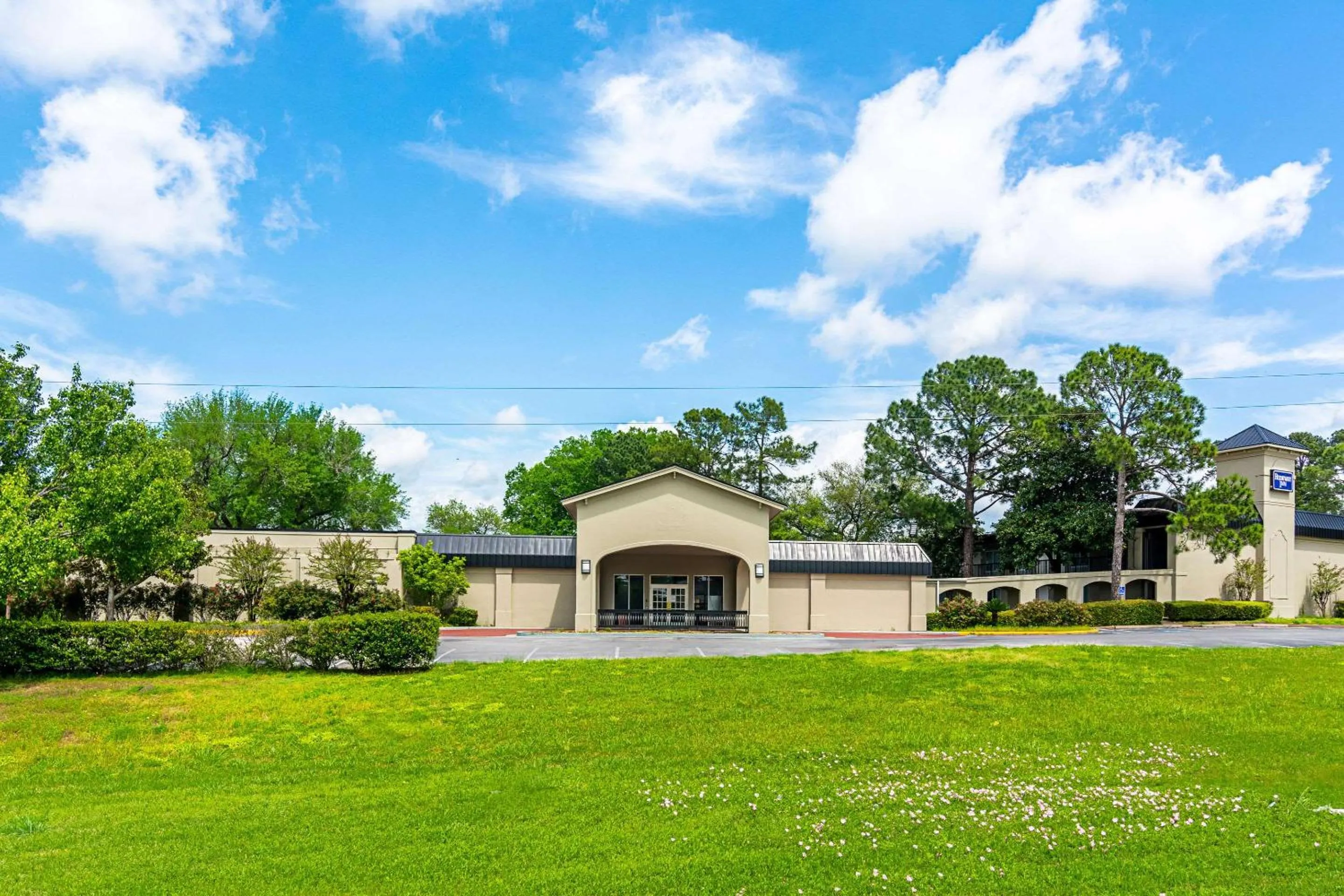 Property building in Rodeway Inn Huntsville West