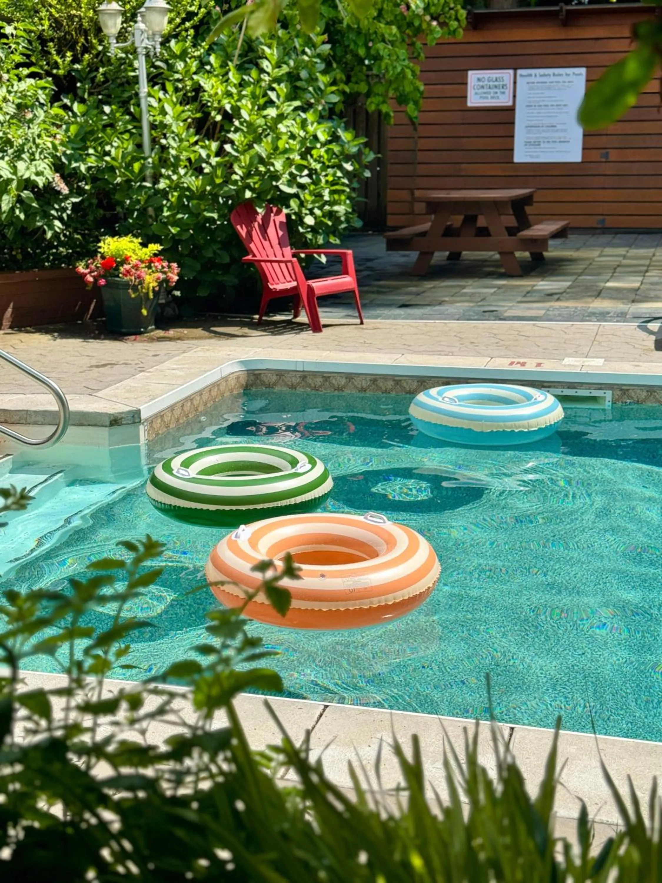 Swimming pool in Sunshine Lodge Inn
