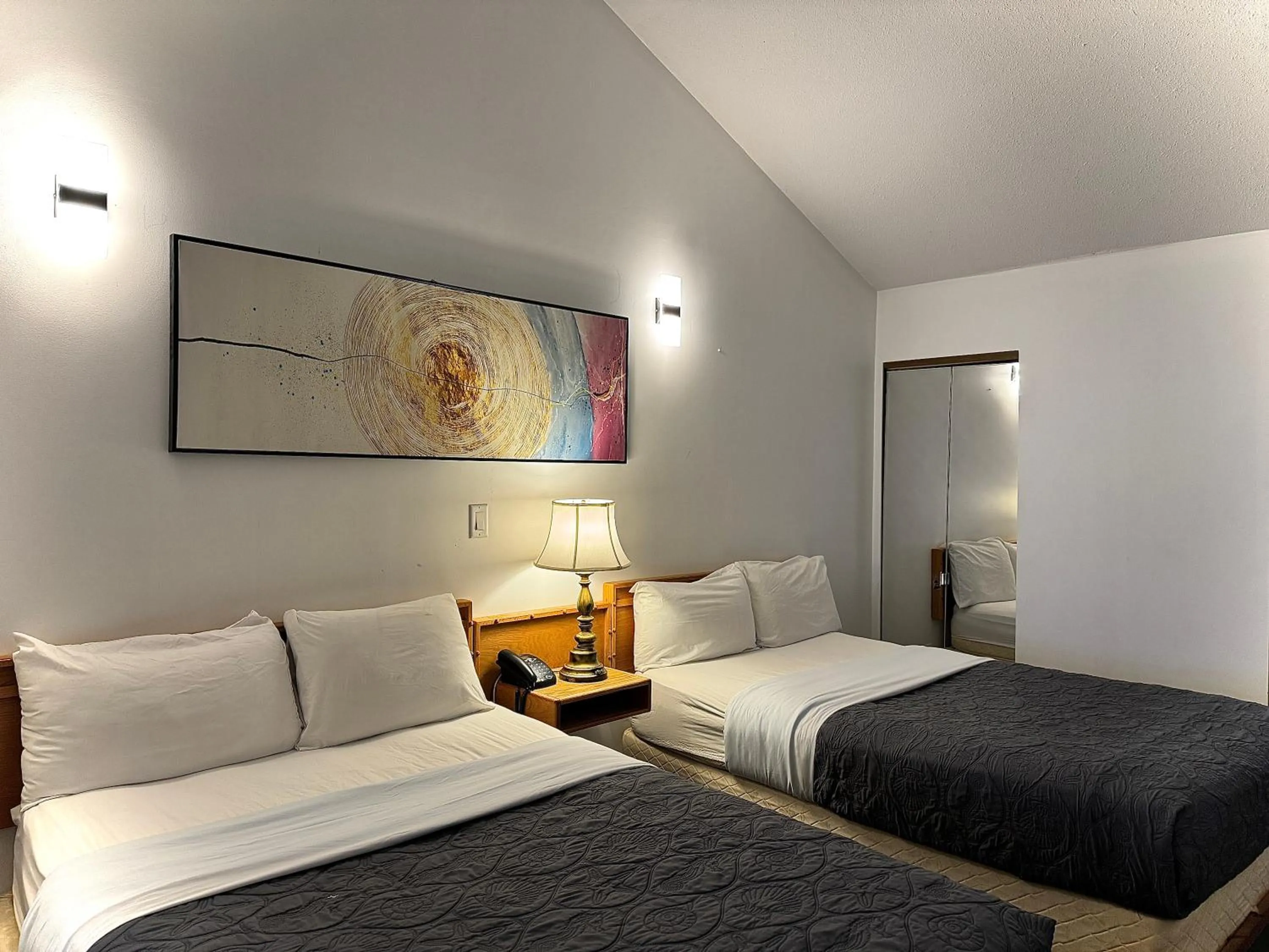 Bedroom, Bed in Sunshine Lodge Inn