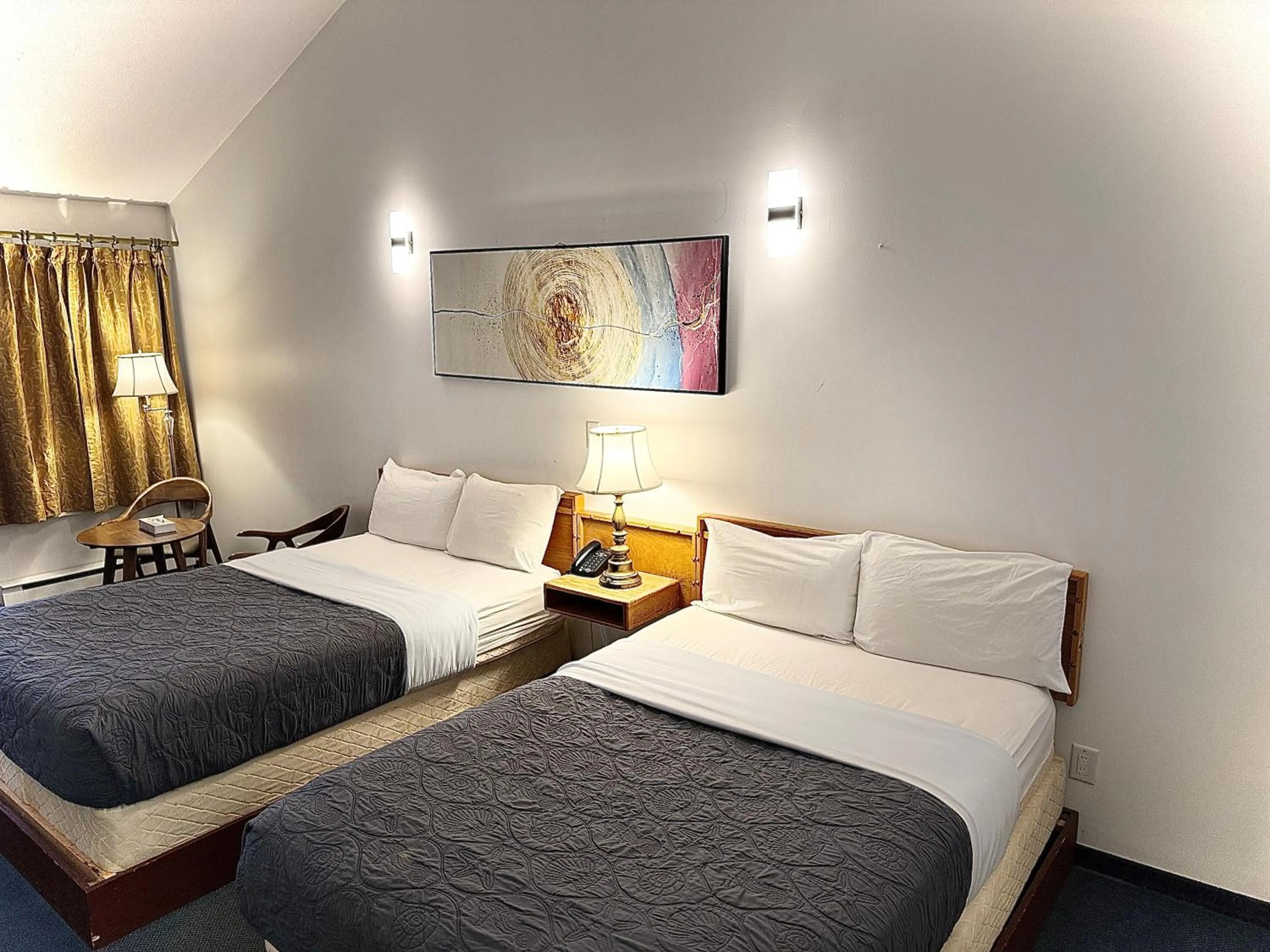 Bedroom, Bed in Sunshine Lodge Inn