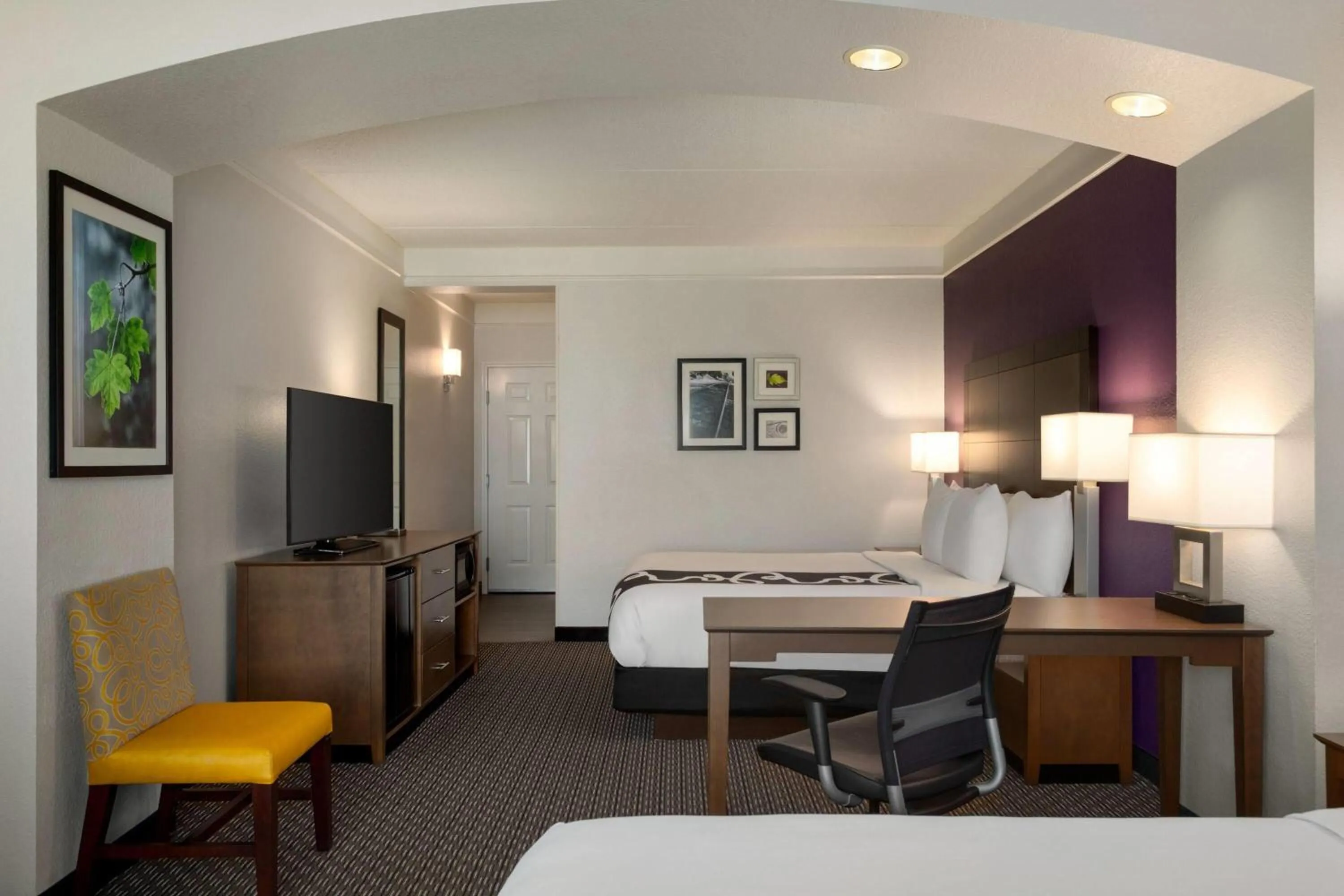 Photo of the whole room, Bed in La Quinta by Wyndham Arlington North 6 Flags Dr