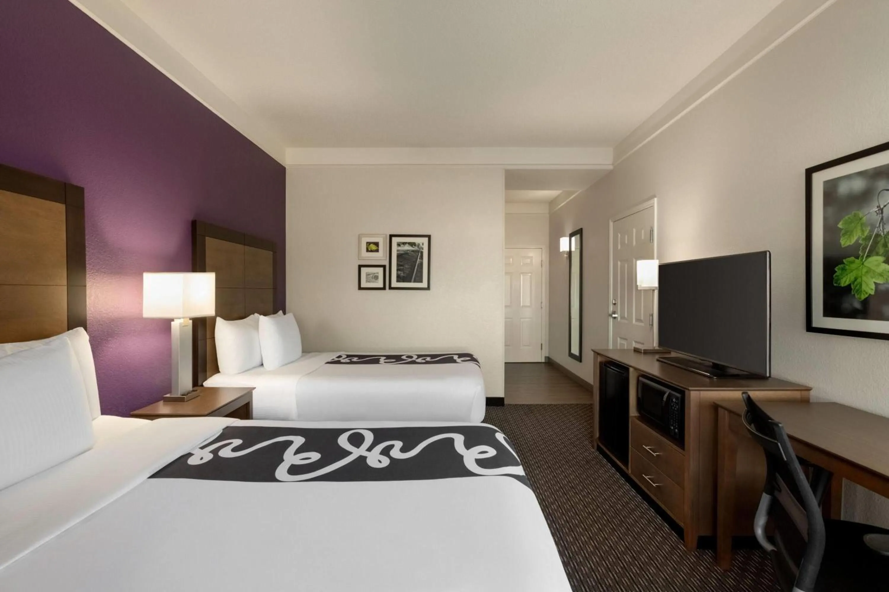 Photo of the whole room, Bed in La Quinta by Wyndham Arlington North 6 Flags Dr