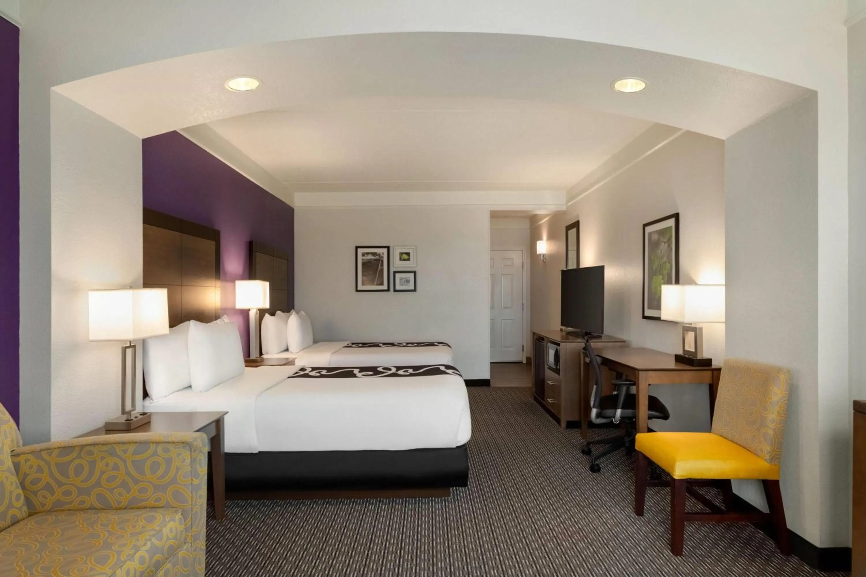 Photo of the whole room, Bed in La Quinta by Wyndham Arlington North 6 Flags Dr