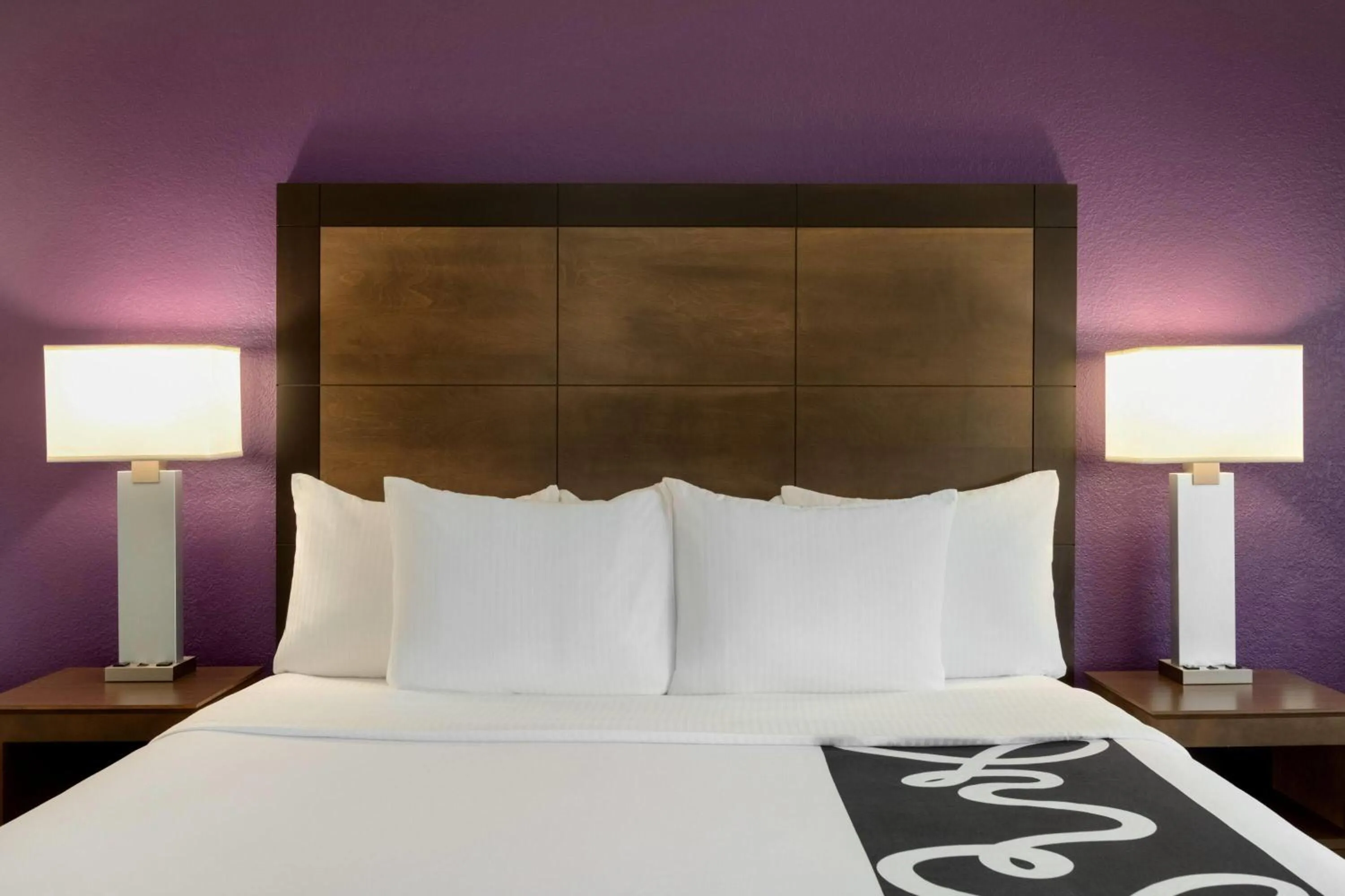 Photo of the whole room, Bed in La Quinta by Wyndham Arlington North 6 Flags Dr