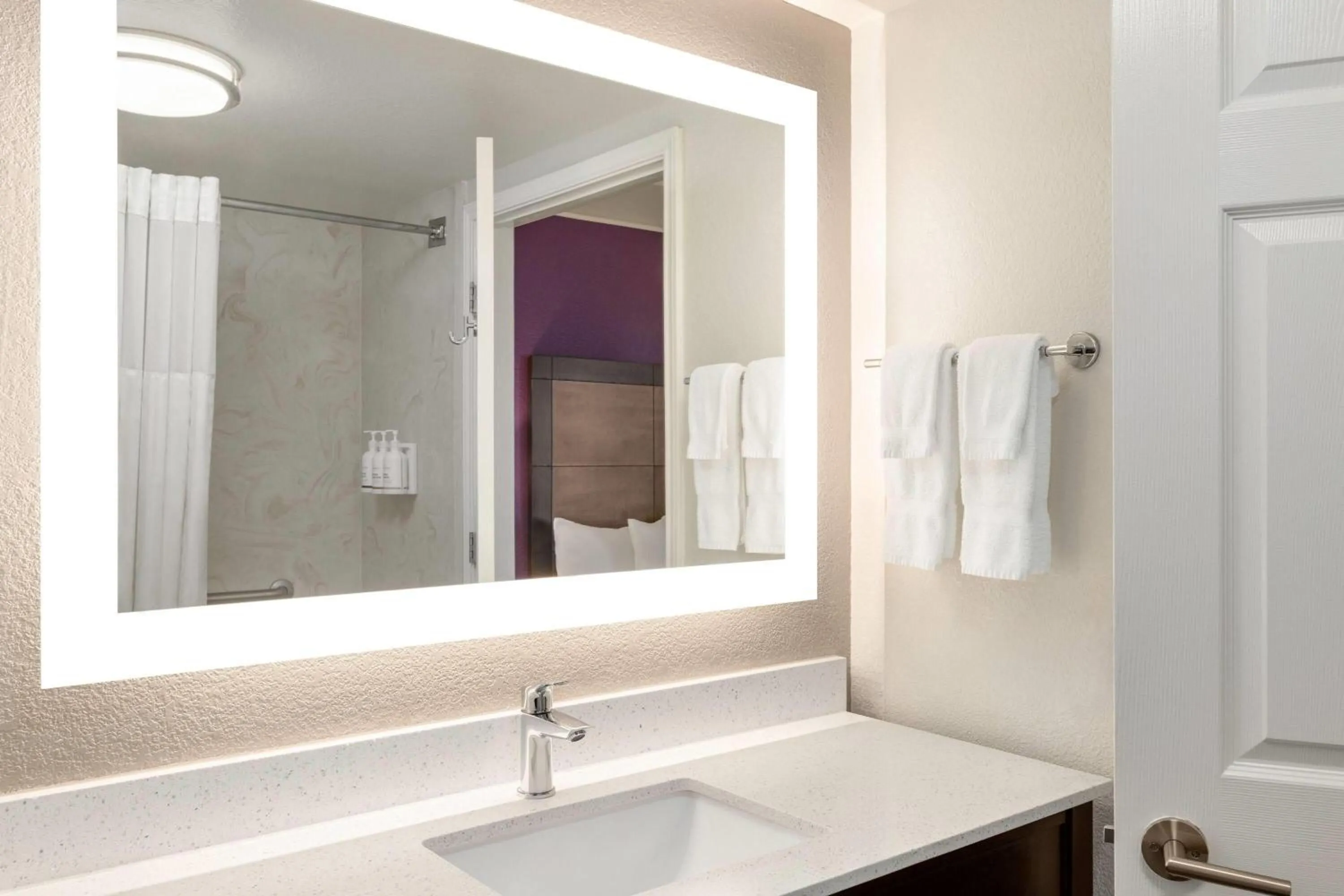 Bathroom in La Quinta by Wyndham Arlington North 6 Flags Dr