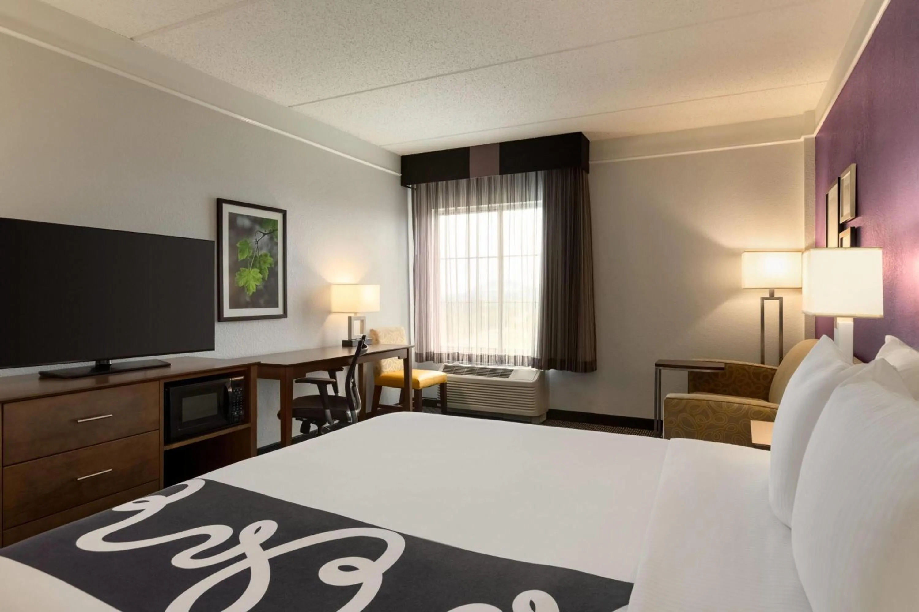 Photo of the whole room, Bed in La Quinta by Wyndham Arlington North 6 Flags Dr