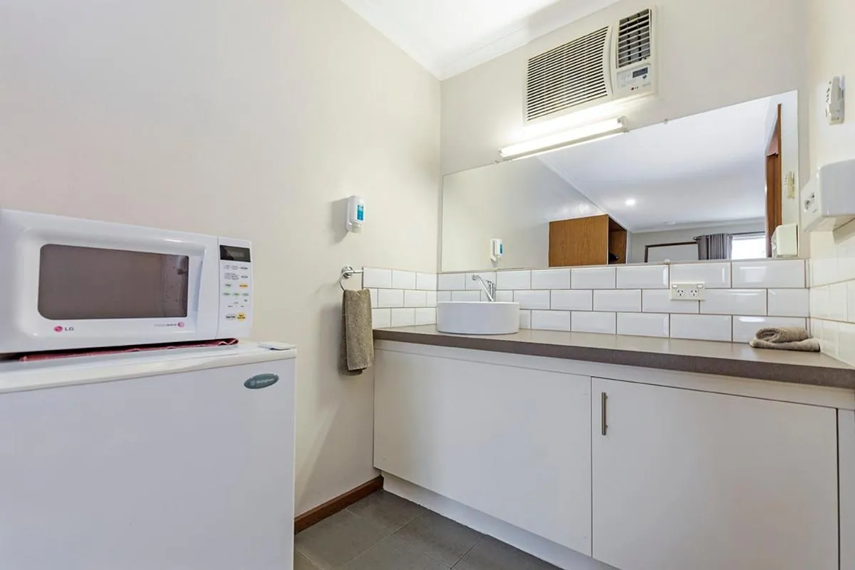 Communal kitchen in Admella Motel