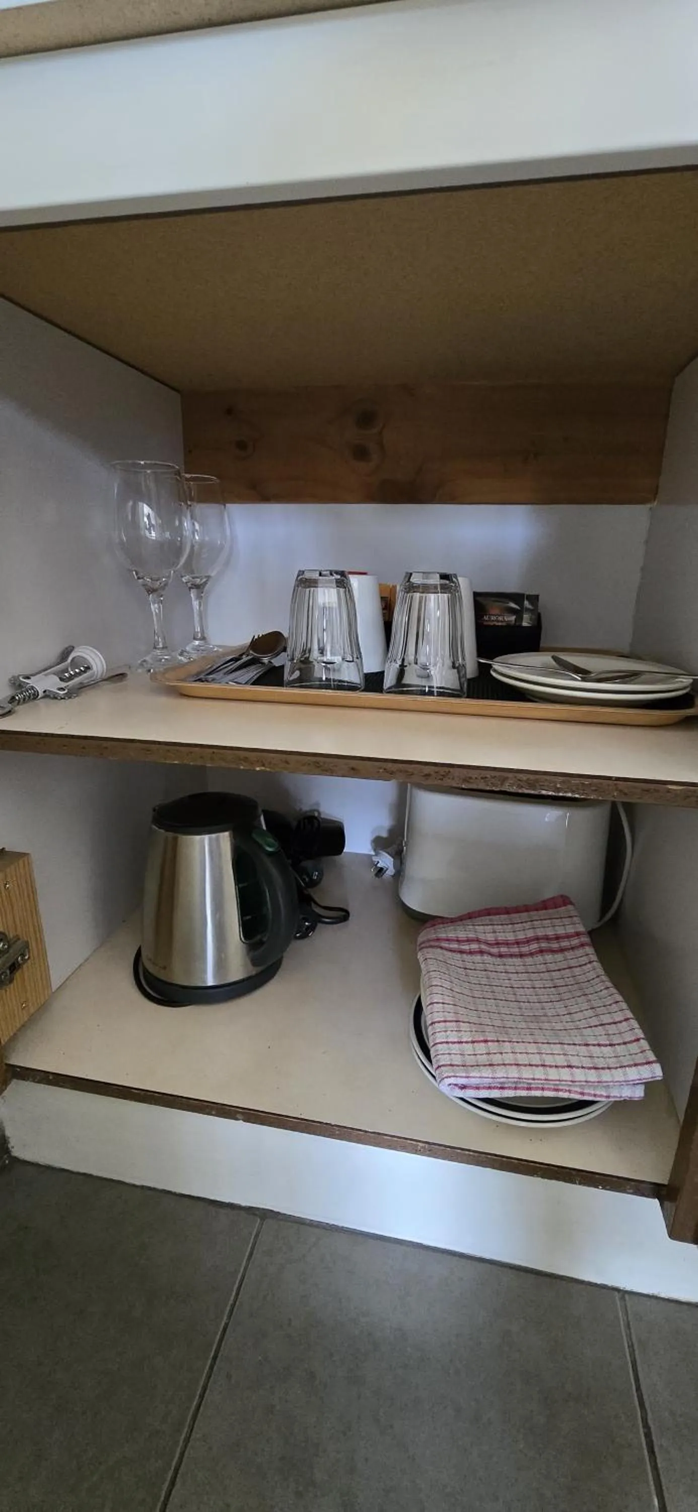 Coffee/tea facilities in Admella Motel