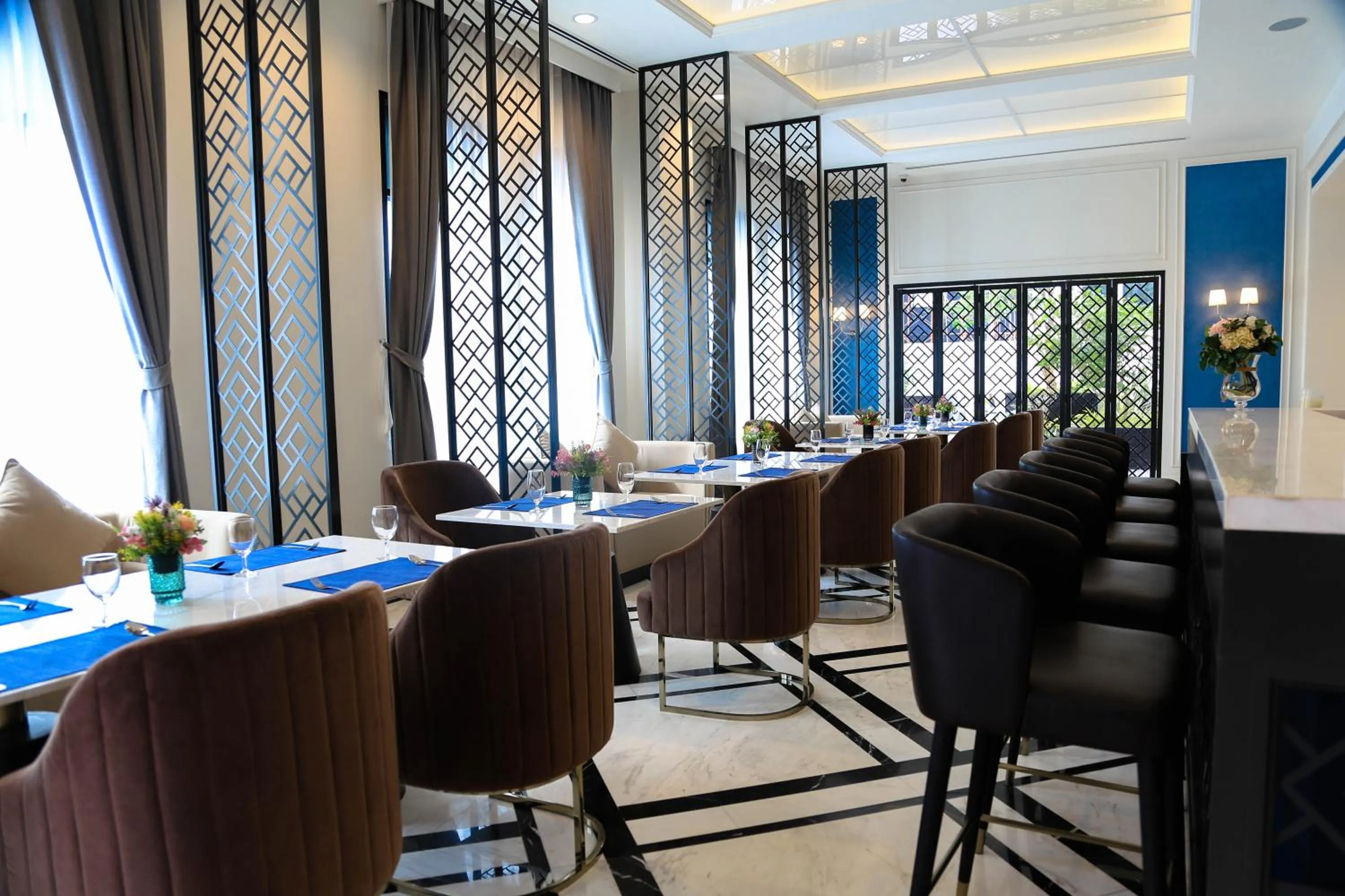 Restaurant/places to eat in Savan Resorts