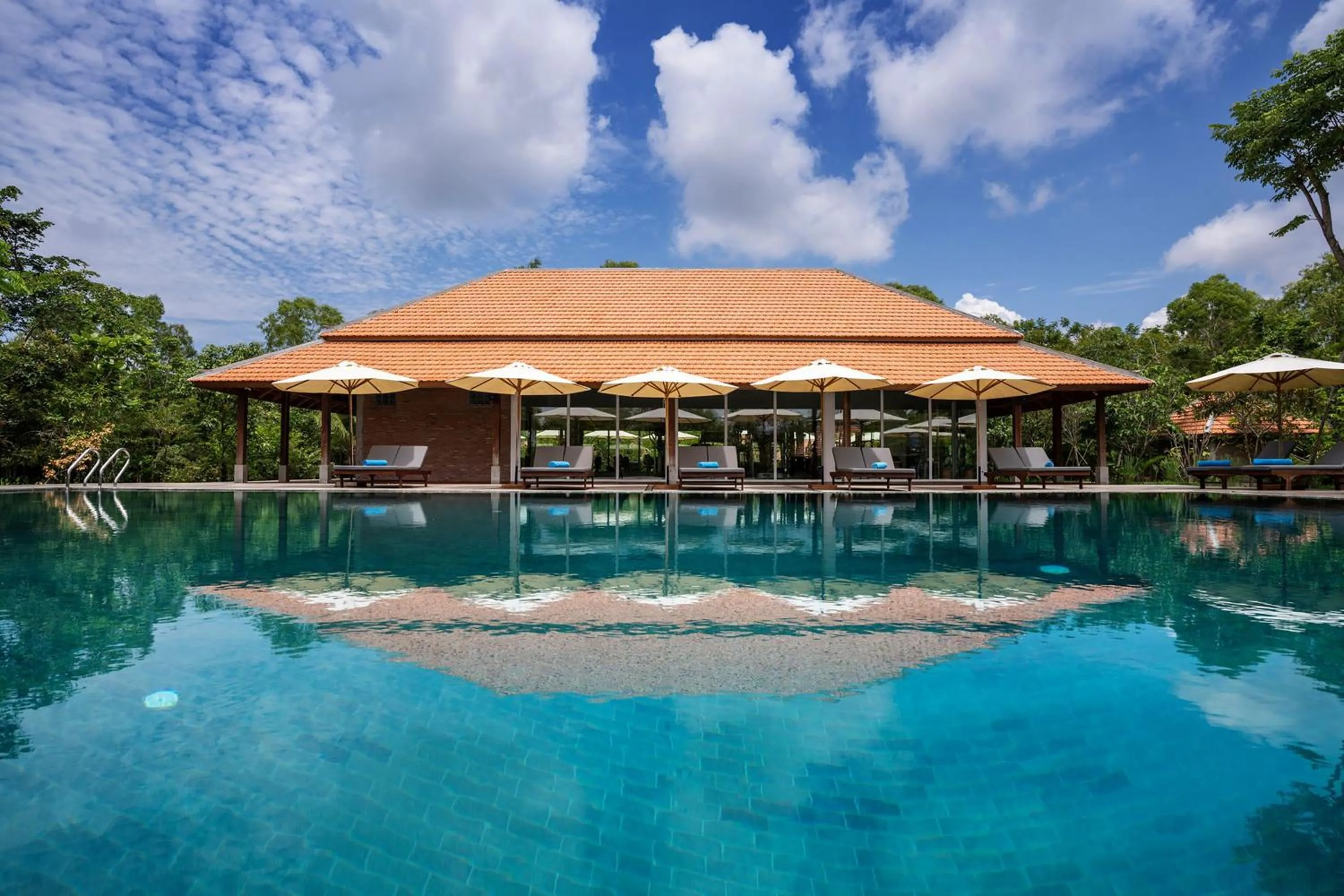 Swimming pool in Farmhouse Resort & Spa