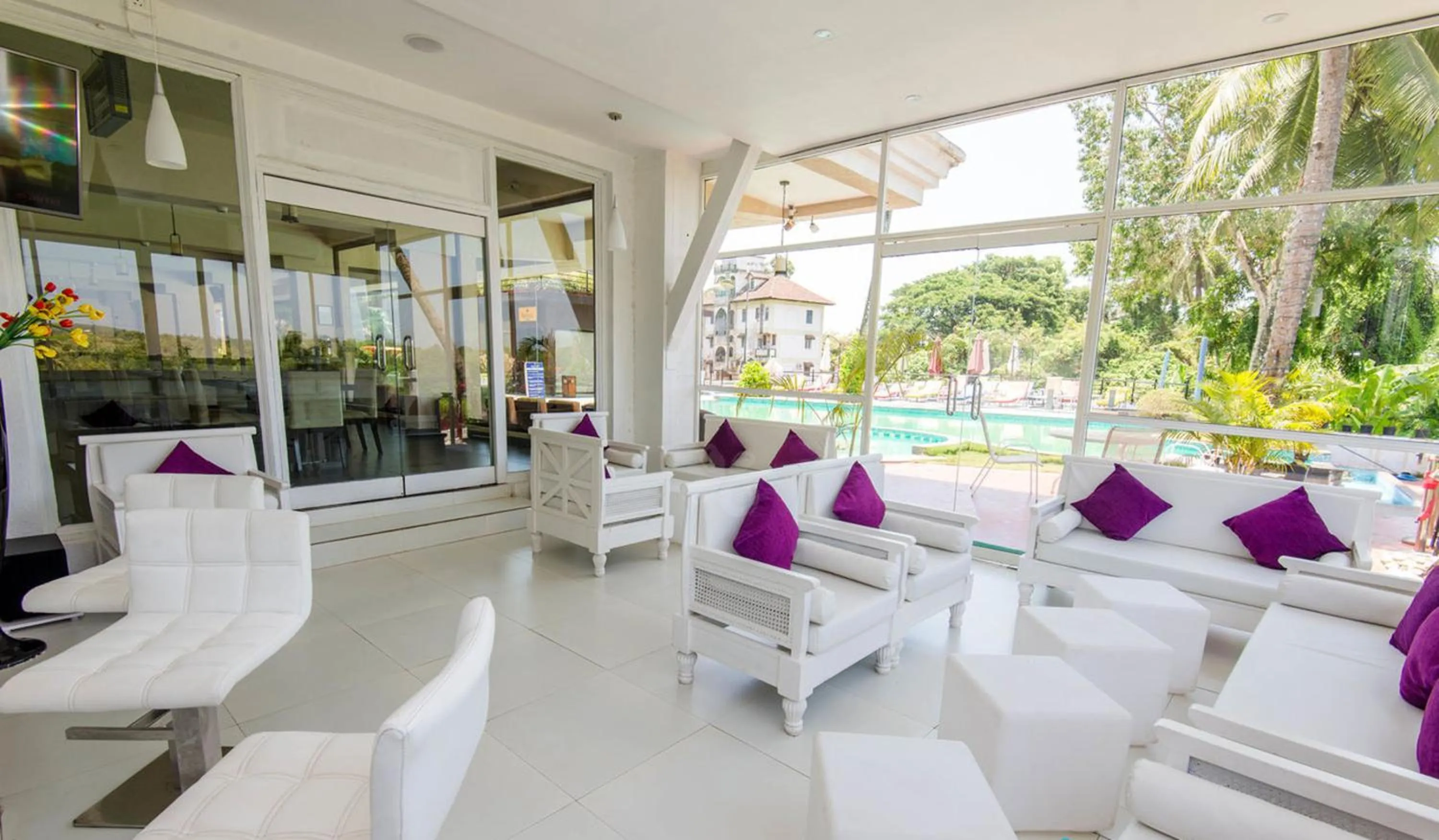 Lounge or bar in Golden Tulip Candolim, Goa