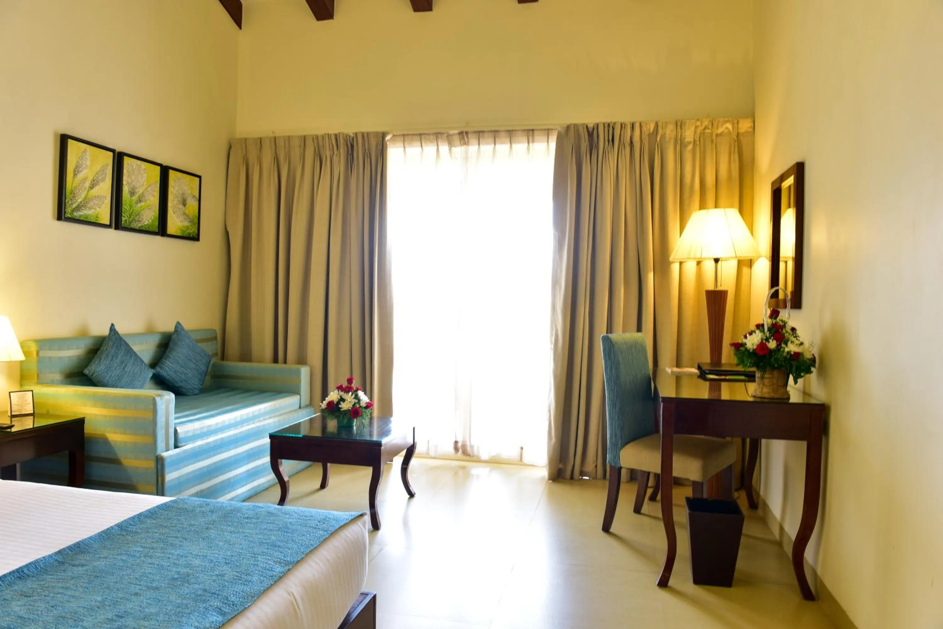 Photo of the whole room, Bed in Golden Tulip Candolim, Goa