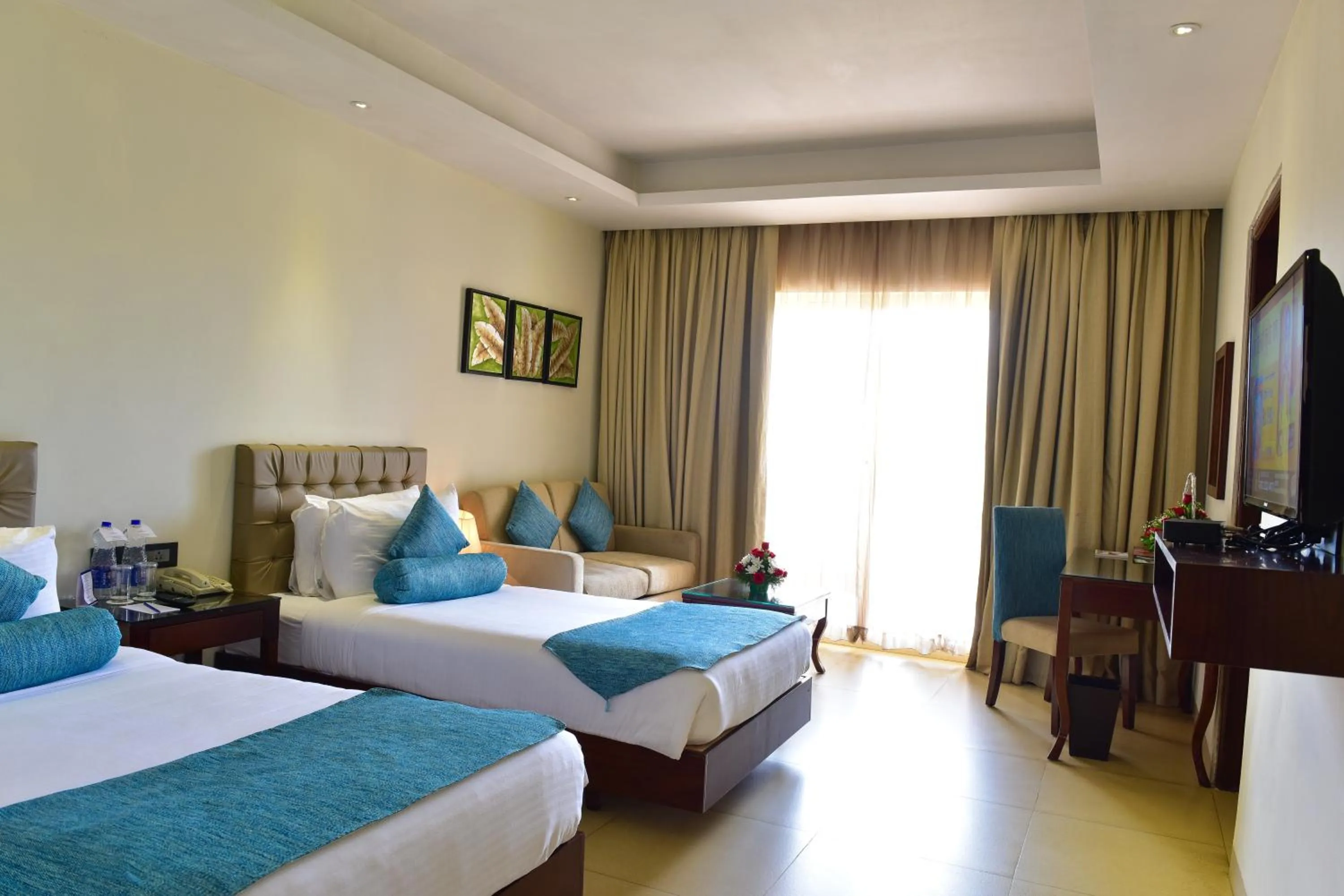 Photo of the whole room, Bed in Golden Tulip Candolim, Goa