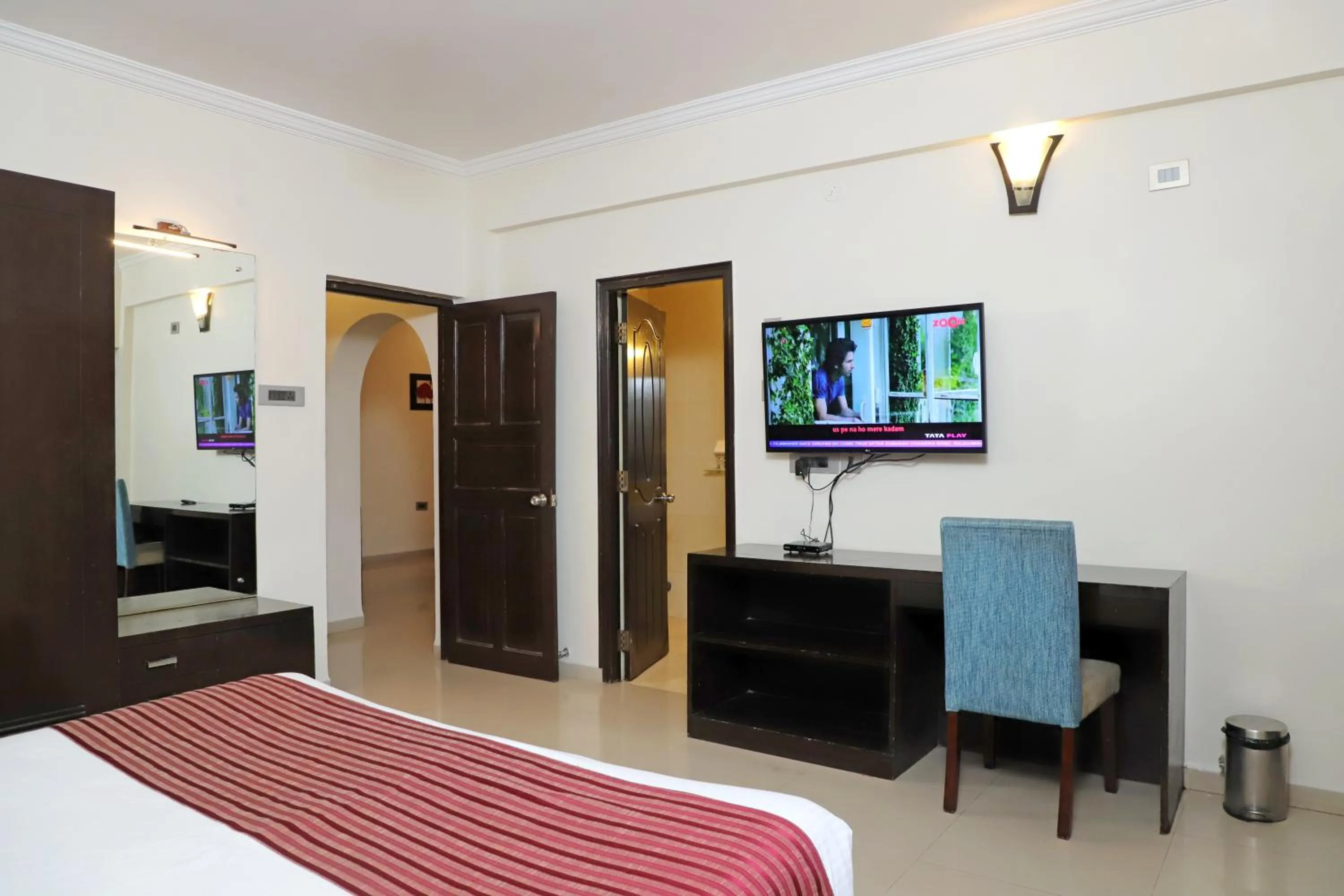 Communal lounge/ TV room, Bed in Golden Tulip Candolim, Goa