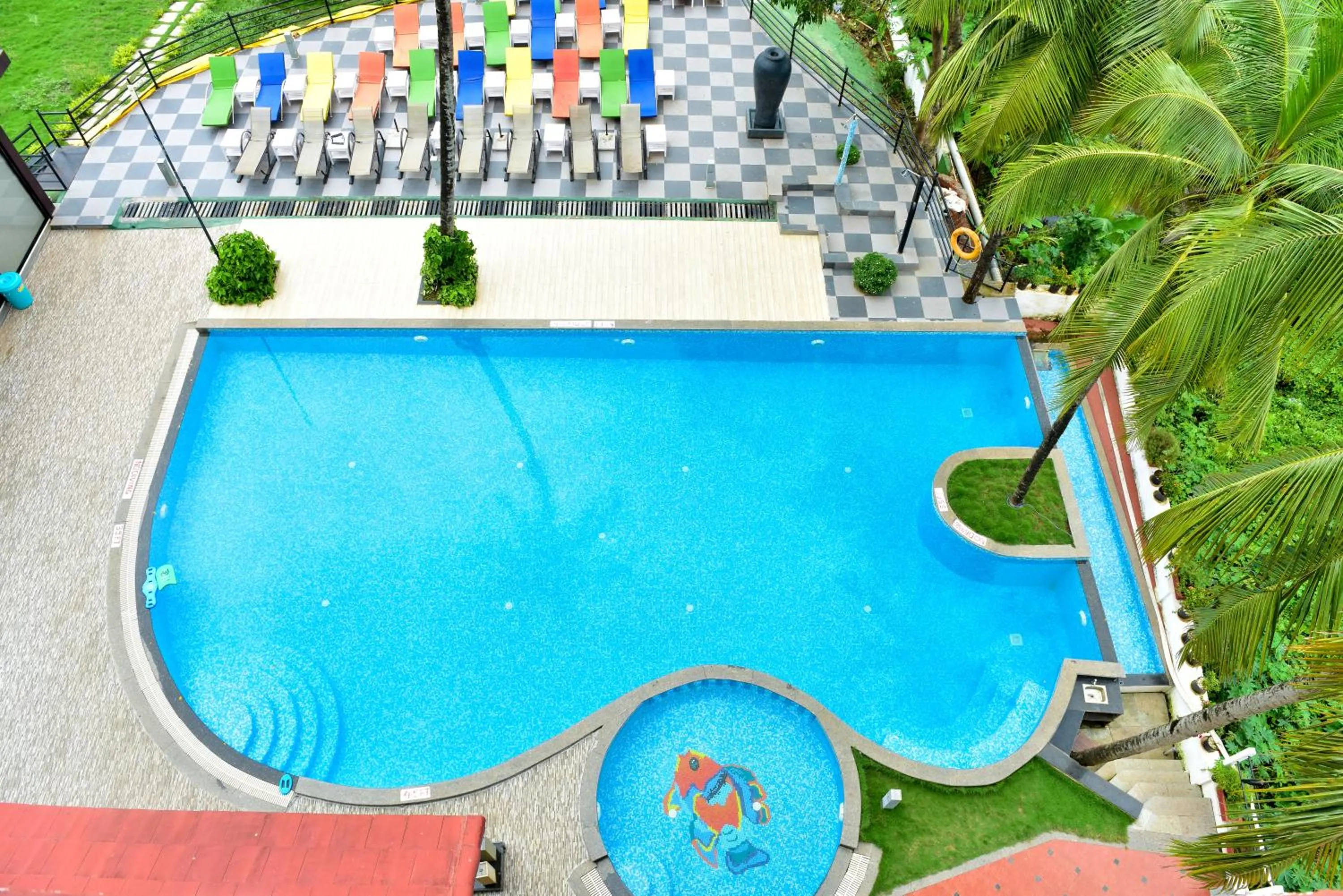 Pool view in Golden Tulip Candolim, Goa