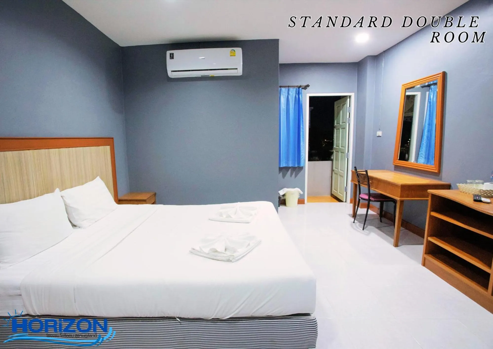 wardrobe, Bed in Horizon Hotel