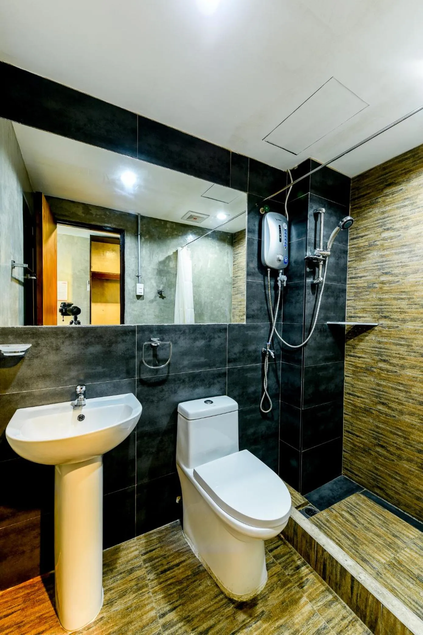 Shower in Travelbee Seaside Inn