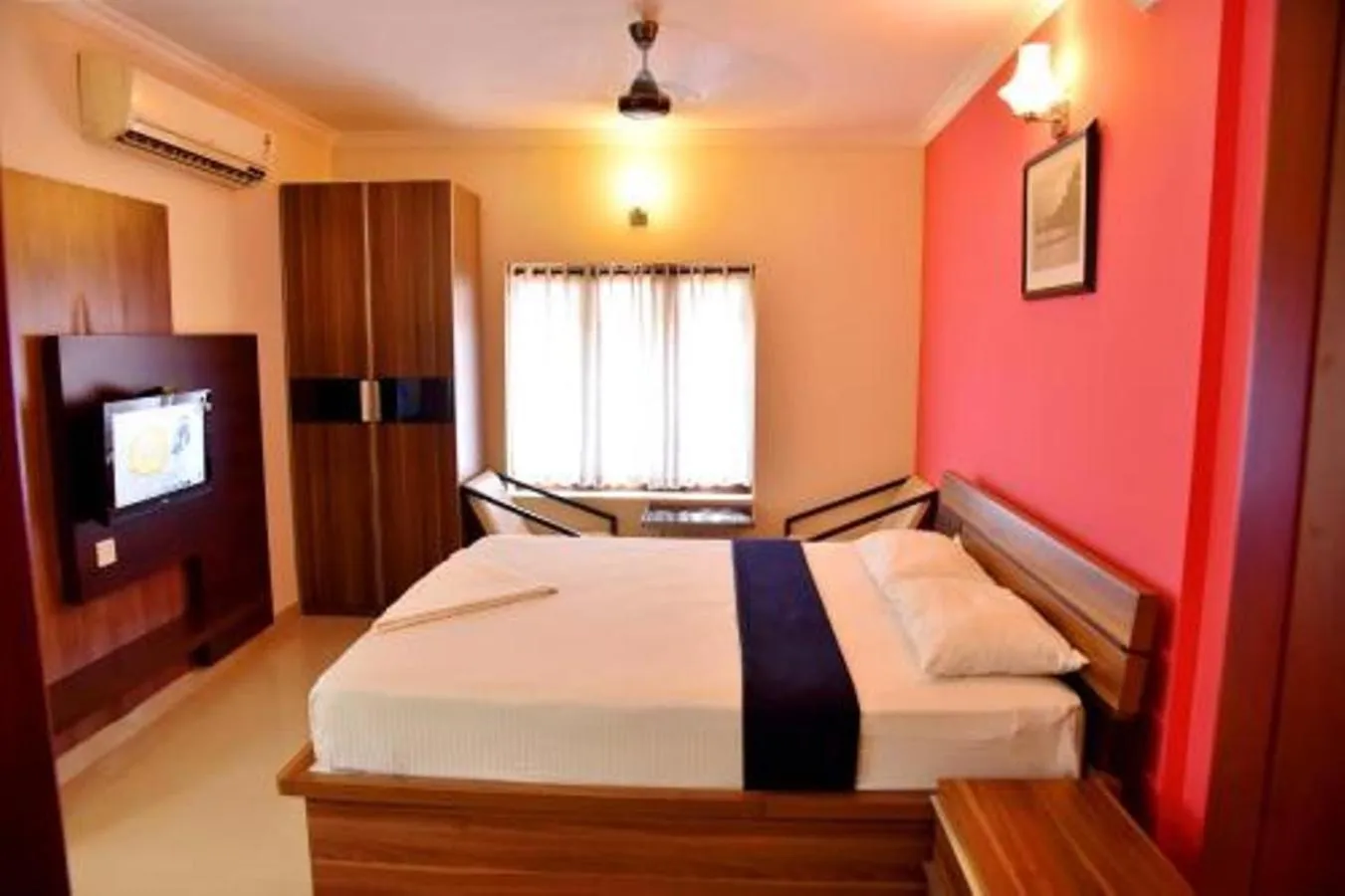 Communal lounge/ TV room, Bed in French Avenue