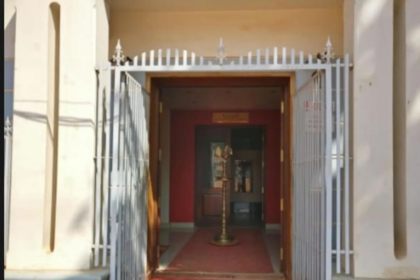 Facade/entrance in French Avenue