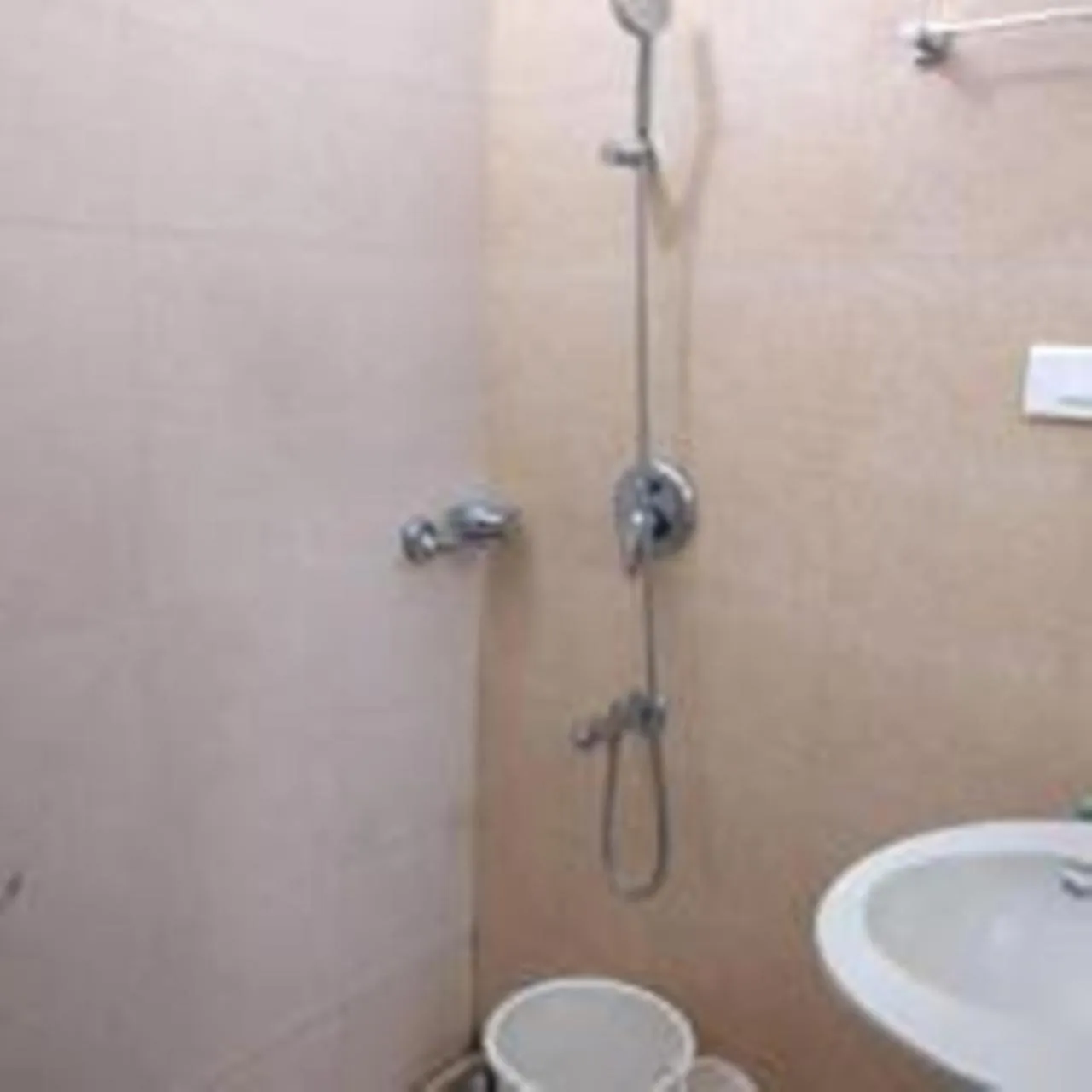 Shower in French Avenue