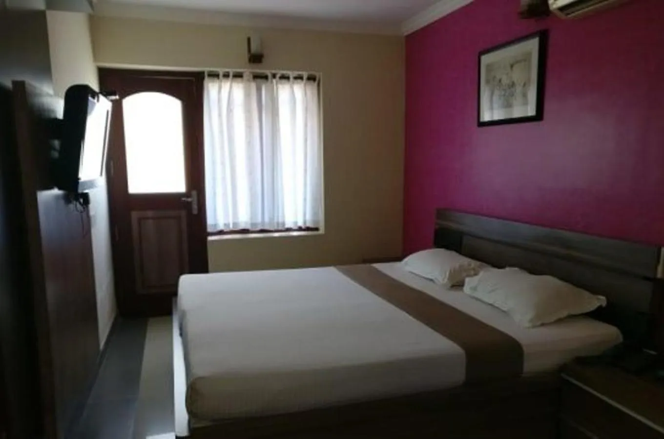 Bedroom, Bed in French Avenue