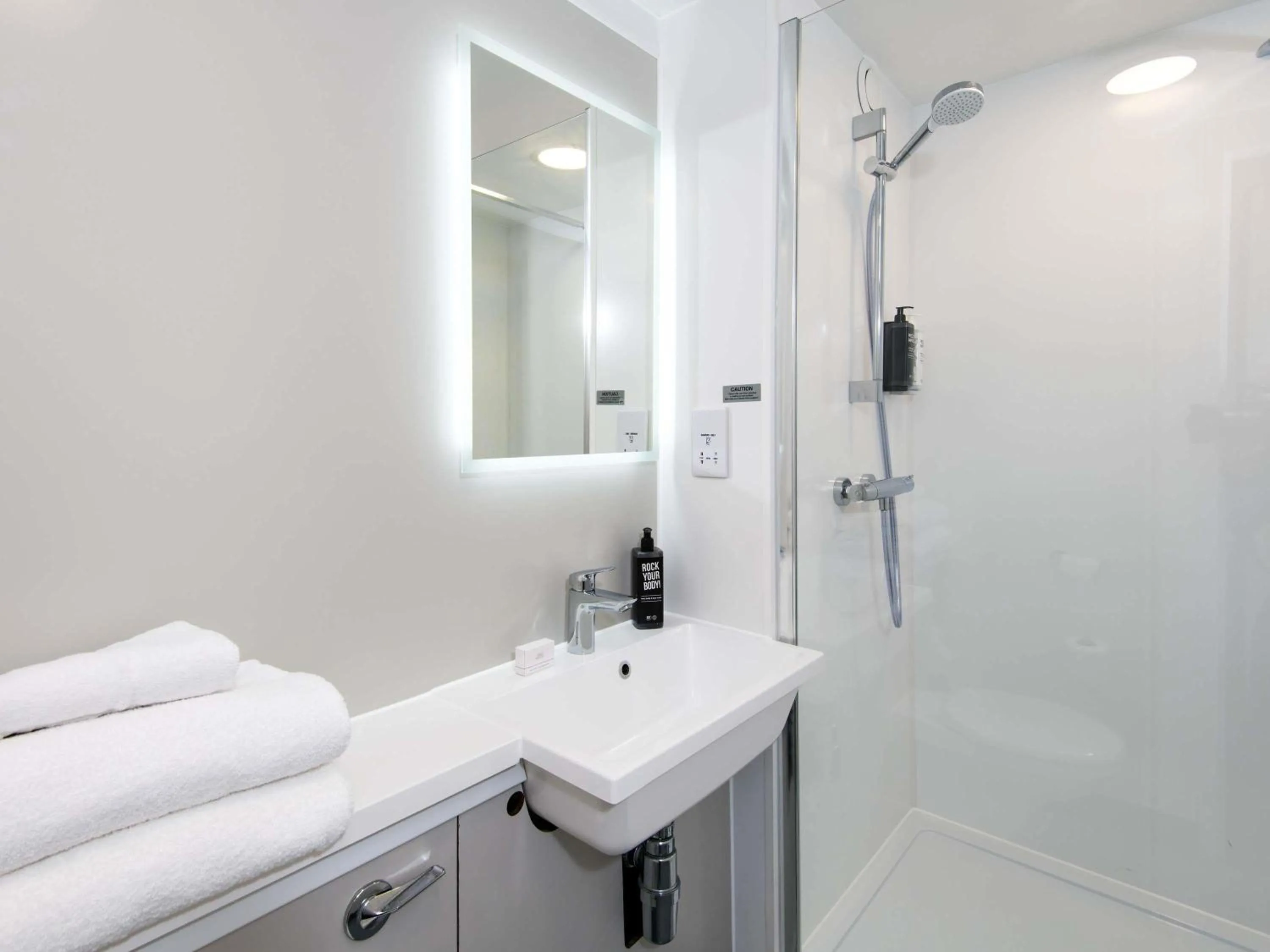 Bedroom in ibis Plymouth