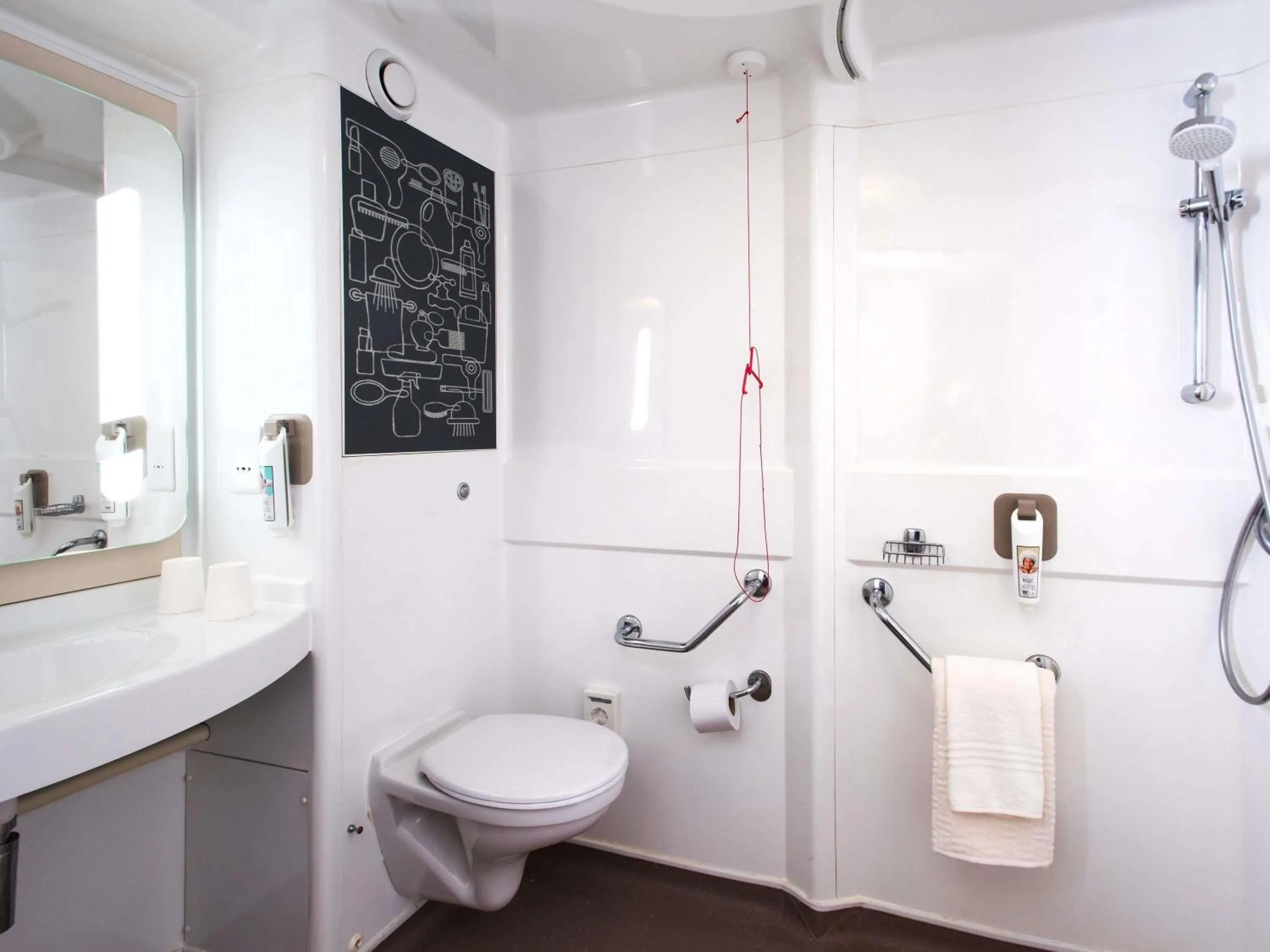 Bedroom in ibis Plymouth