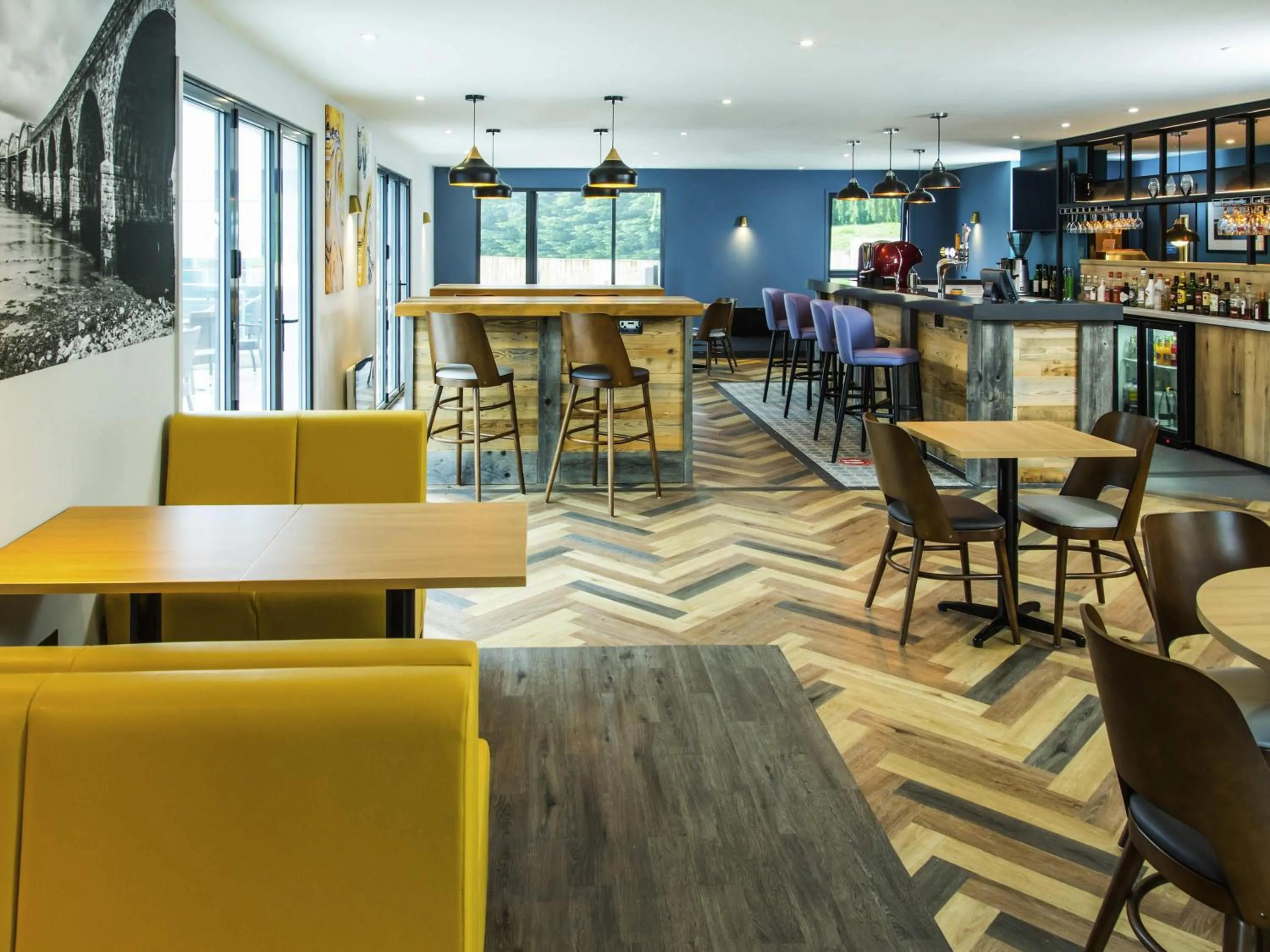 Lounge or bar in ibis Plymouth