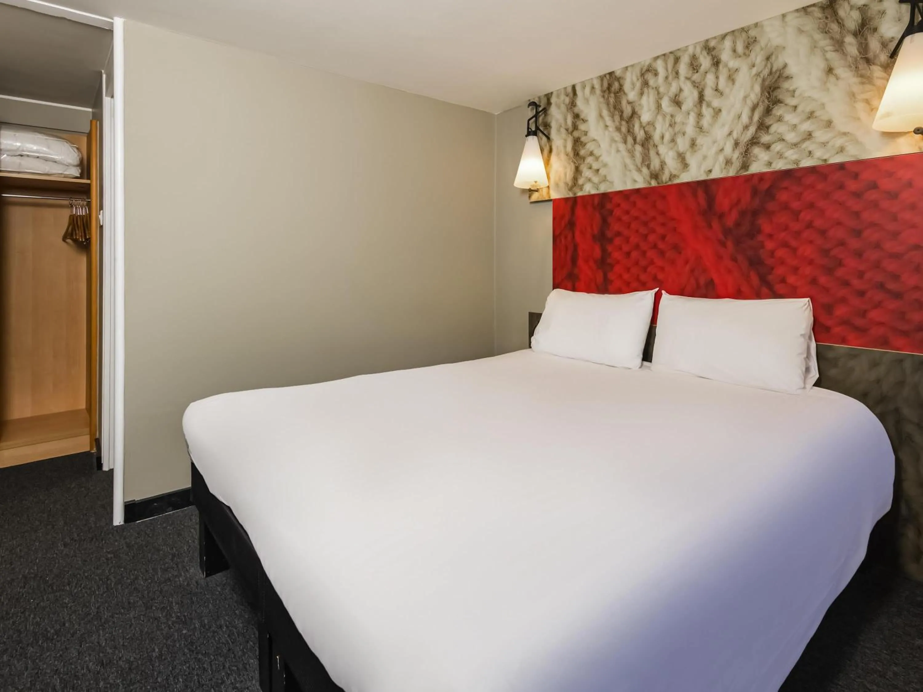 Bedroom, Bed in ibis Plymouth