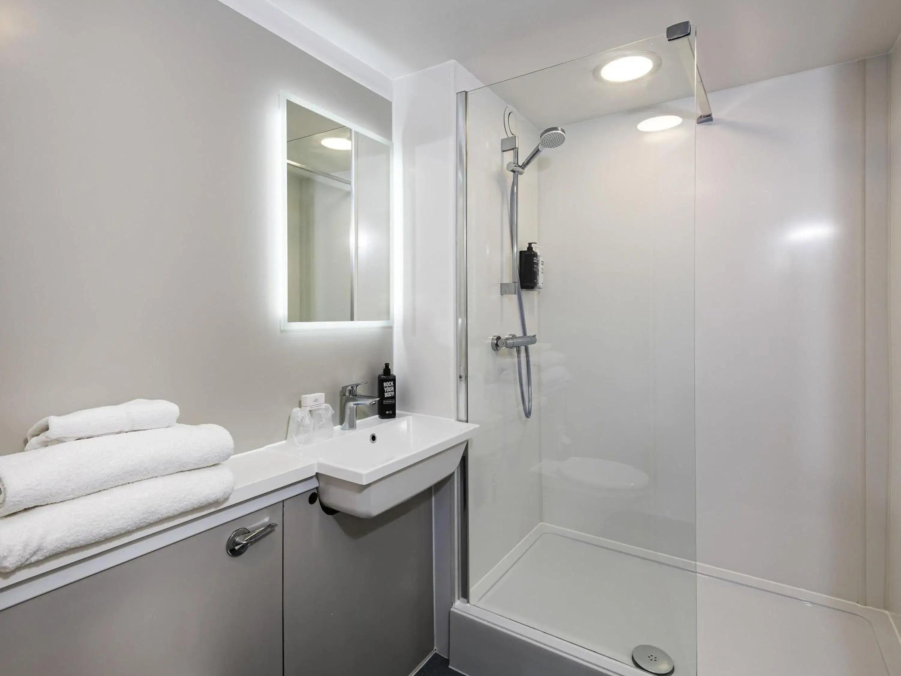 Twin Room in ibis Plymouth Twin Room in ibis Plymouth