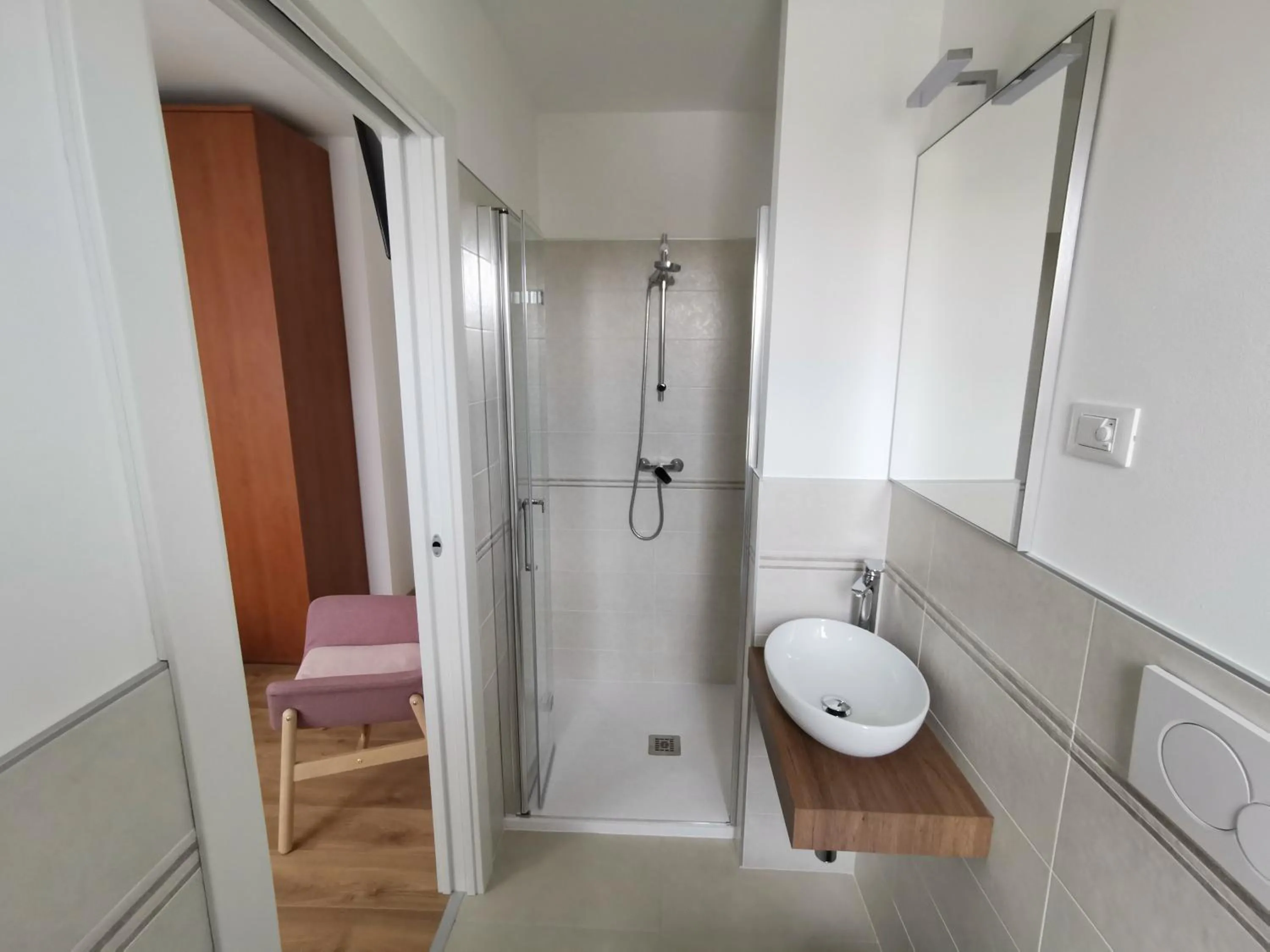 Shower in B&B DESDEMA