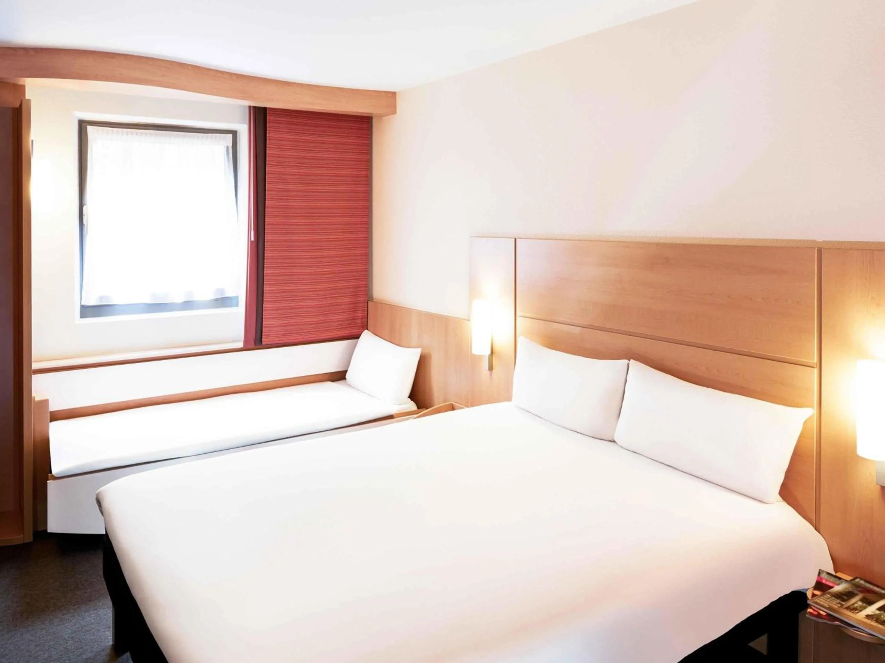 Bedroom, Bed in ibis London Elstree Borehamwood